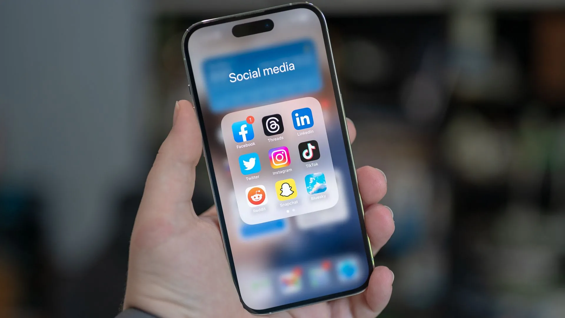 Thư mục ứng dụng mạng xã hội trên iPhone 14 Pro, bao gồm Facebook, Threads, LinkedIn, Twitter, Instagram, TikTok, Reddit, Snapchat và Bluesky