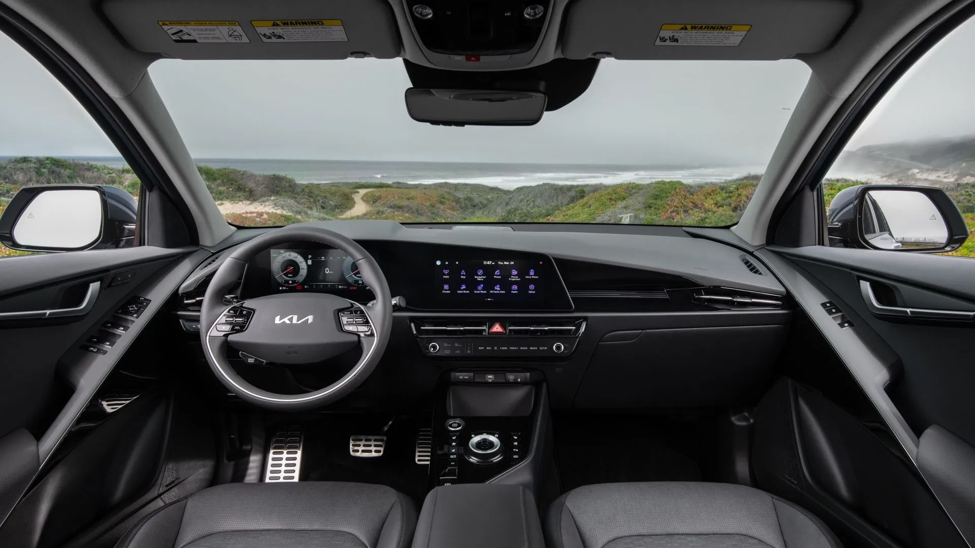 Toàn cảnh khoang lái của Kia Niro 2025, nổi bật với thiết kế bảng điều khiển hiện đại và màn hình thông tin giải trí.