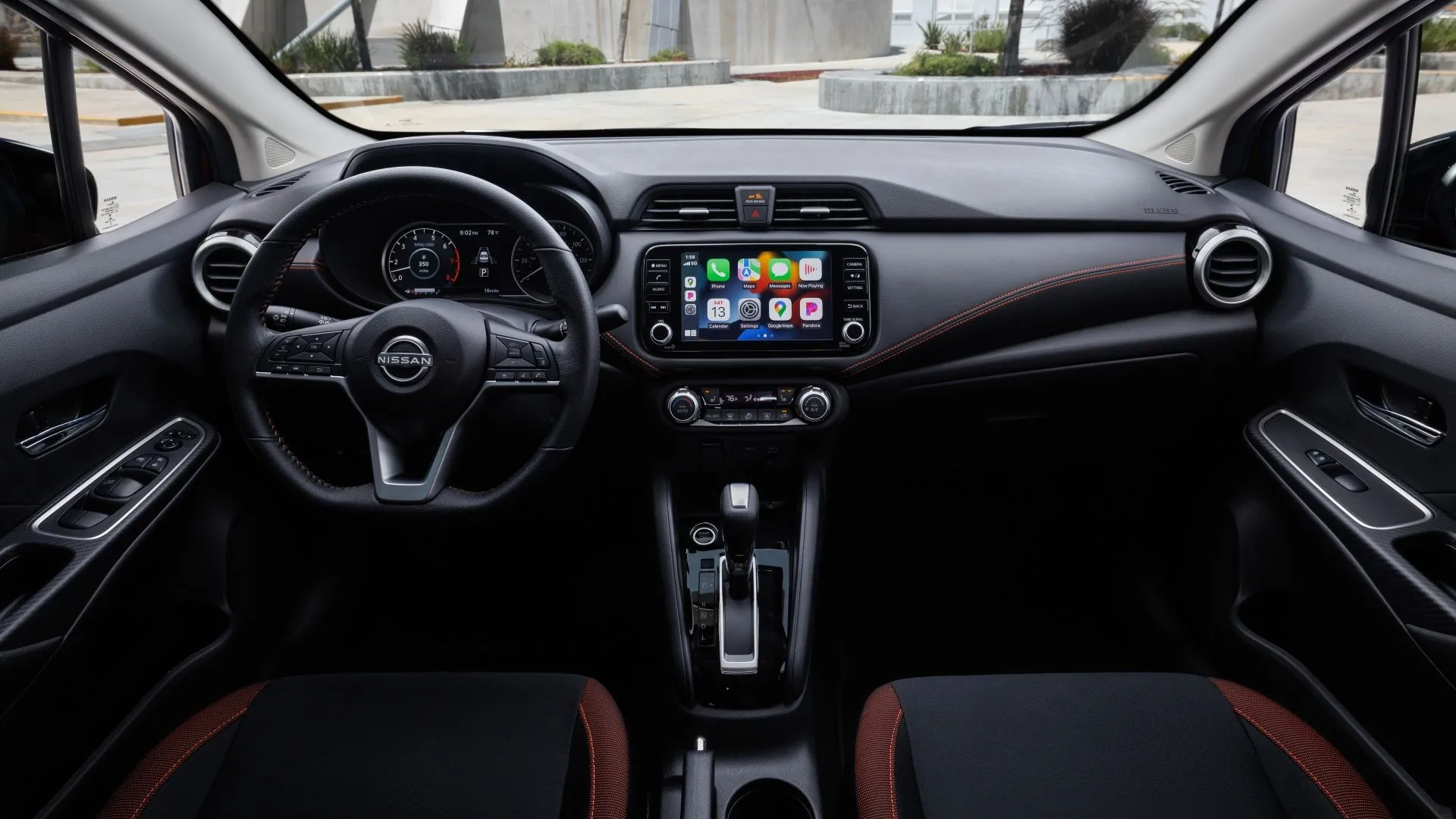 Toàn cảnh khoang lái của Nissan Versa 2025, với màn hình thông tin giải trí tích hợp và thiết kế bảng điều khiển hướng đến người lái, tối ưu không gian cho sedan giá rẻ.