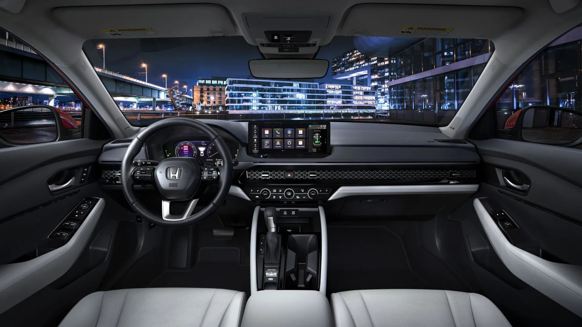 Toàn cảnh nội thất cabin Honda Accord 2023 với ghế trước, vô lăng và màn hình thông tin giải trí