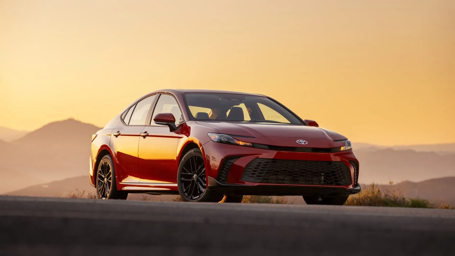 Toyota Camry Hybrid 2025 màu đỏ với thiết kế hiện đại, minh chứng cho sự thành công của dòng xe này.