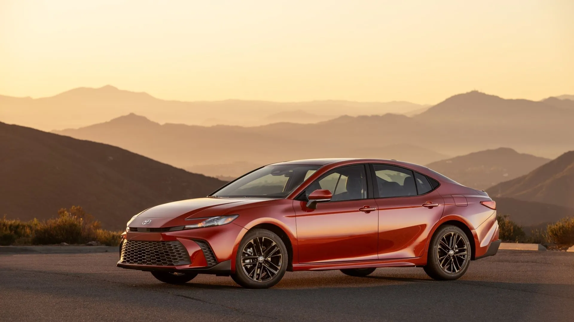 Toyota Camry SE AWD 2025 màu đỏ Supersonic nổi bật, thể hiện hiệu suất lái năng động