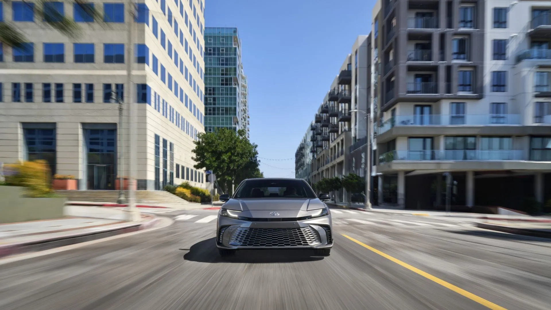 Toyota Camry XSE 2025 màu xám từ phía trước lái qua thành phố