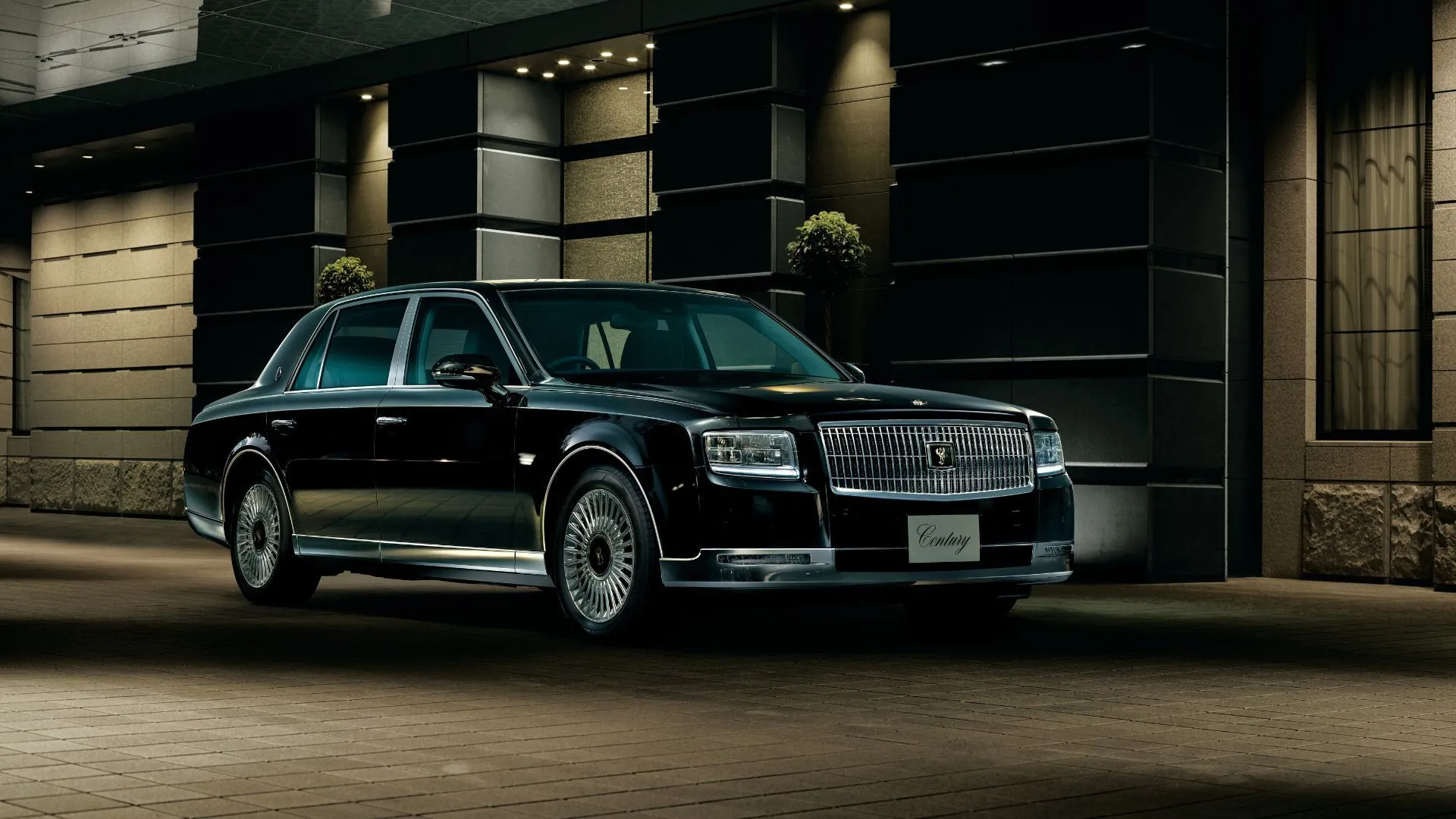 Toyota Century 2018 màu đen sang trọng đỗ trước tòa nhà.