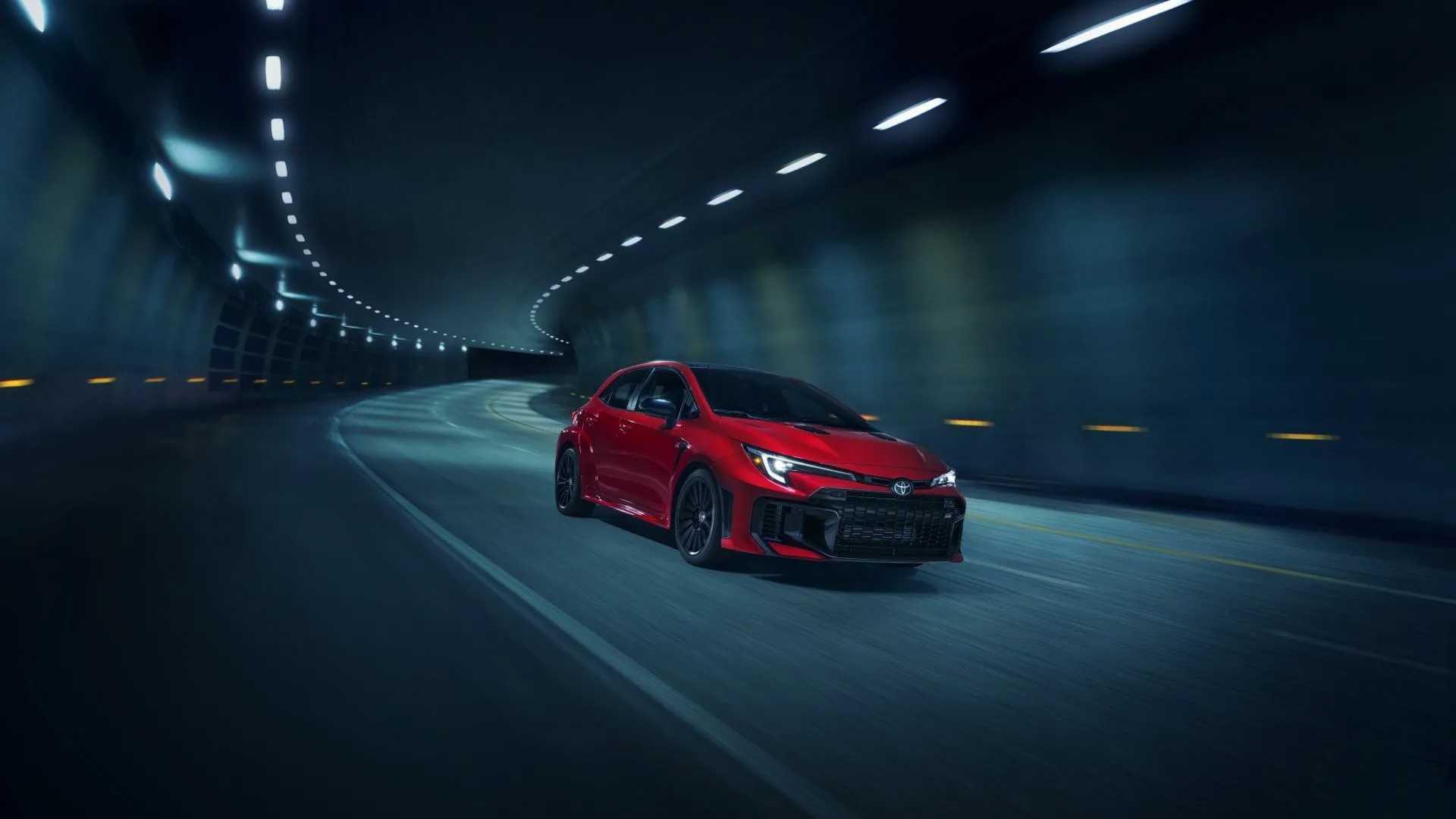 Toyota GR Corolla 2025 màu trắng với thiết kế thể thao mạnh mẽ