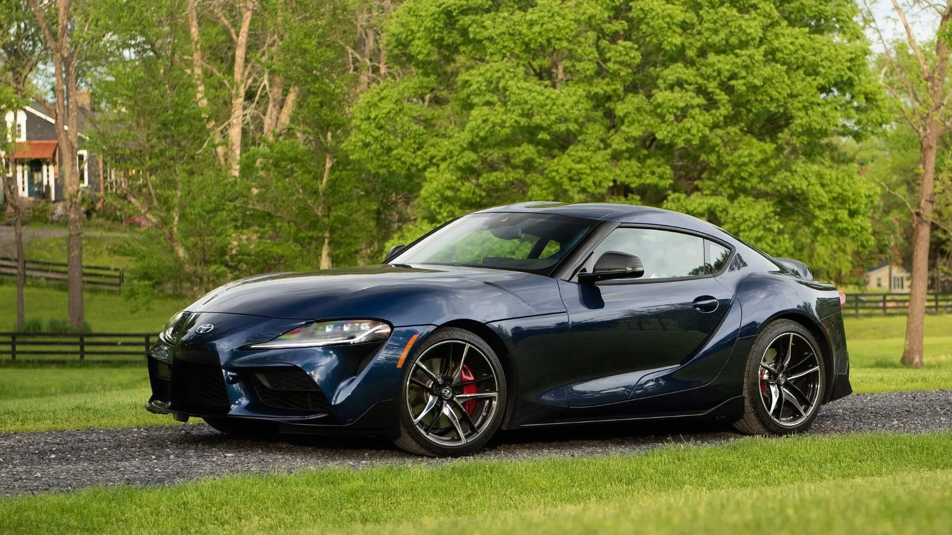 Toyota GR Supra 2020 màu vàng nhìn từ góc 3/4 phía trước, biểu tượng của dòng xe thể thao Nhật Bản hiện đại