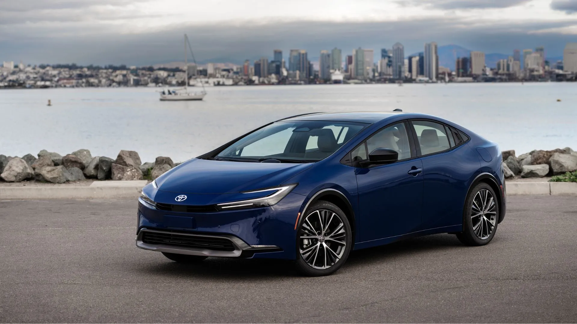 Toyota Prius 2025 màu xanh đậm với phong cách thể thao, đại diện cho sự hồi sinh doanh số của mẫu xe hybrid biểu tượng.