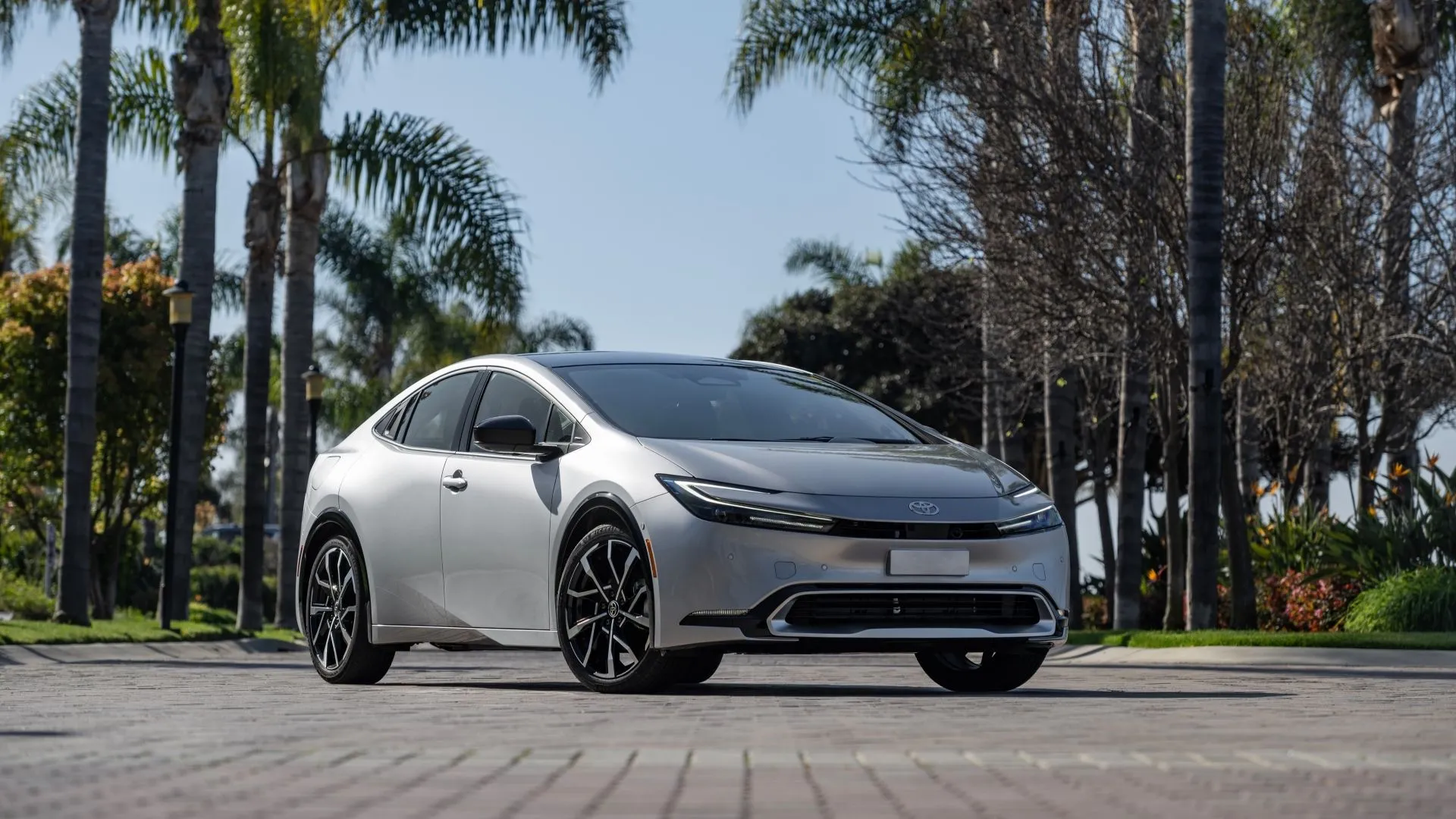 Toyota Prius Prime 2025 màu trắng tinh tế