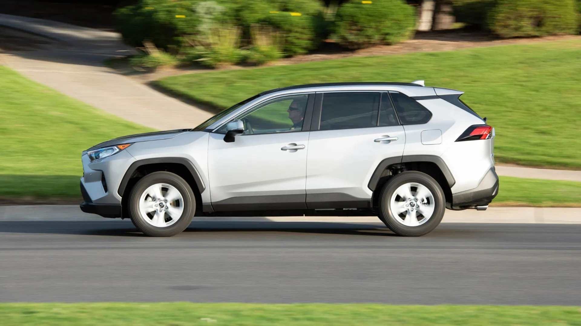 Toyota RAV4 2019 màu bạc đang lái trong khu dân cư