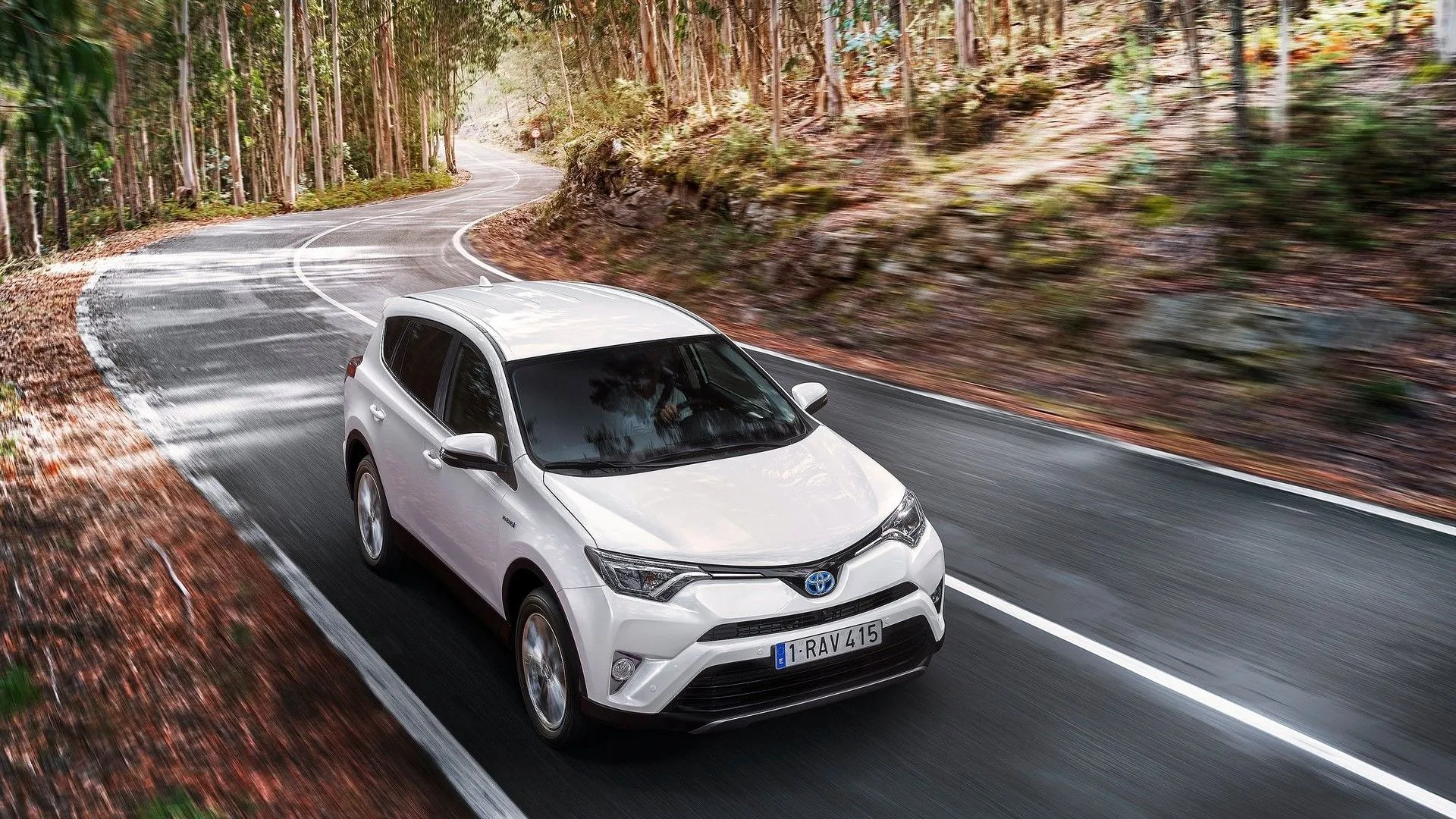 Toyota RAV4 Hybrid phiên bản Châu Âu 2016 nhìn từ góc 3/4 phía trước, minh họa thiết kế SUV hybrid đáng tin cậy