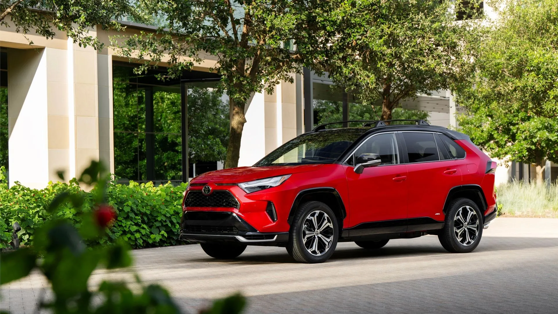 Toyota RAV4 PHEV XSE 2024 màu đỏ rực rỡ, biểu tượng cho độ bền của Toyota