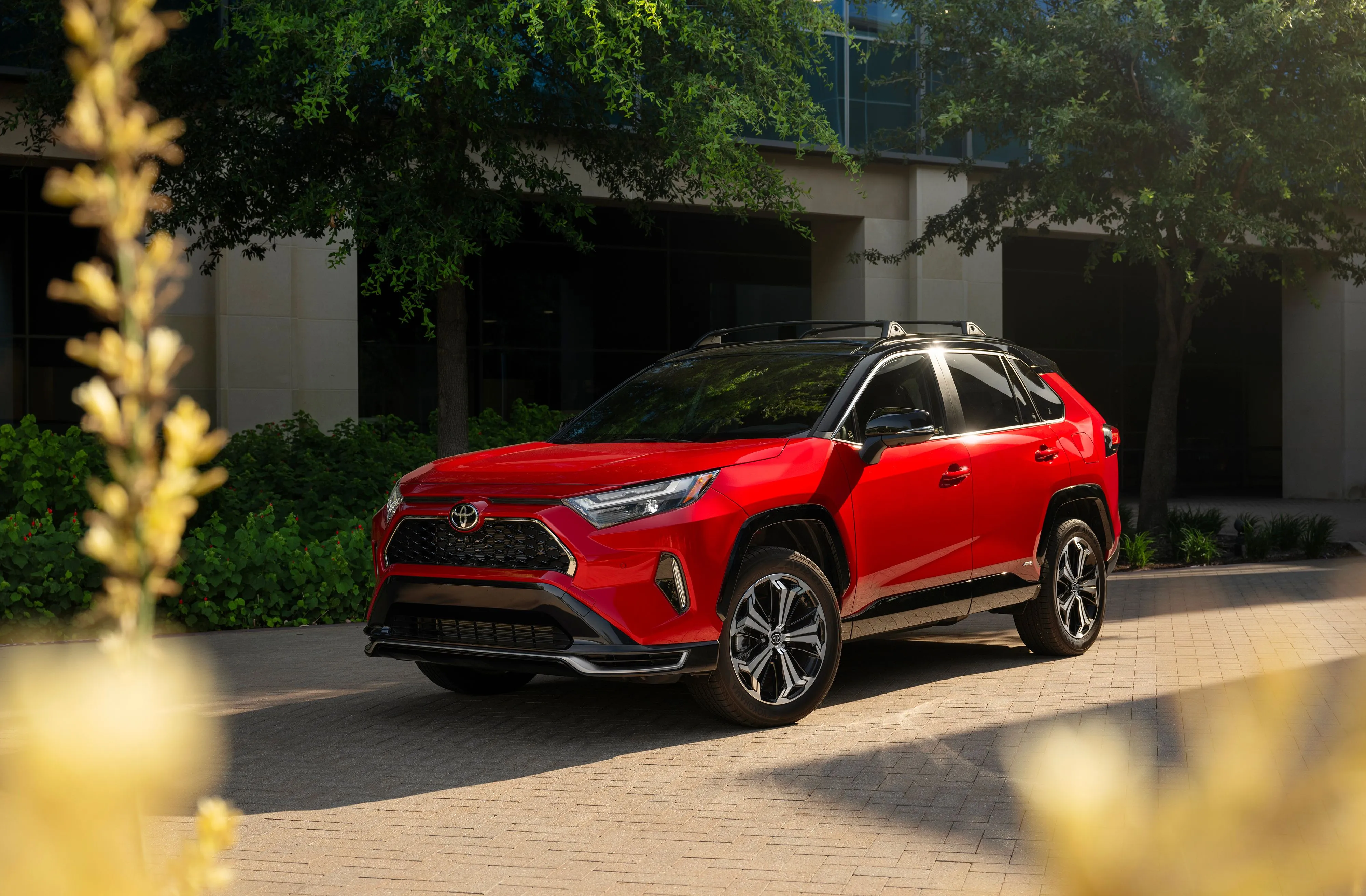 Toyota RAV4 Plug-in Hybrid XSE 2025 màu đỏ siêu âm chụp tĩnh, giới thiệu công nghệ plug-in hybrid tiên tiến