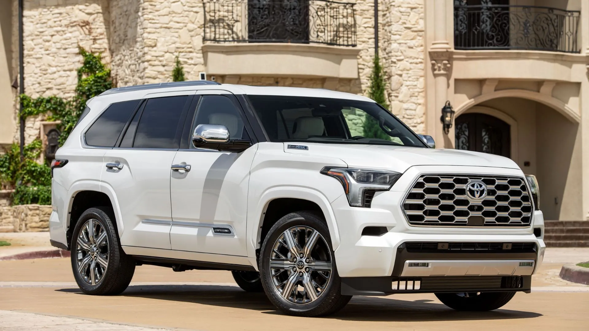 Toyota Sequoia Capstone 2024 màu trắng ngọc trai đậu trước nhà, minh chứng cho sự kết hợp giữa sang trọng và tiện ích.