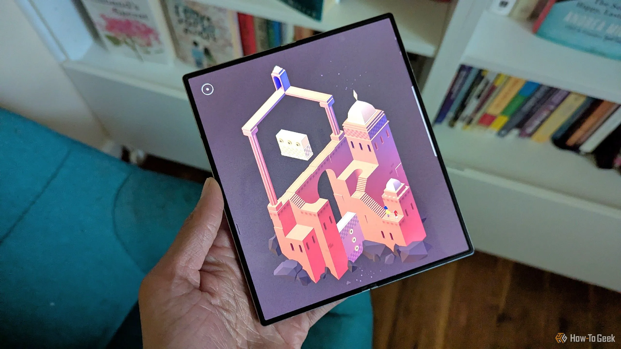 Trải nghiệm game giải đố Monument Valley 2 trên điện thoại gập Samsung Galaxy Z Fold 6, cạnh kệ sách, minh họa game di động ngắn gọn, thư giãn