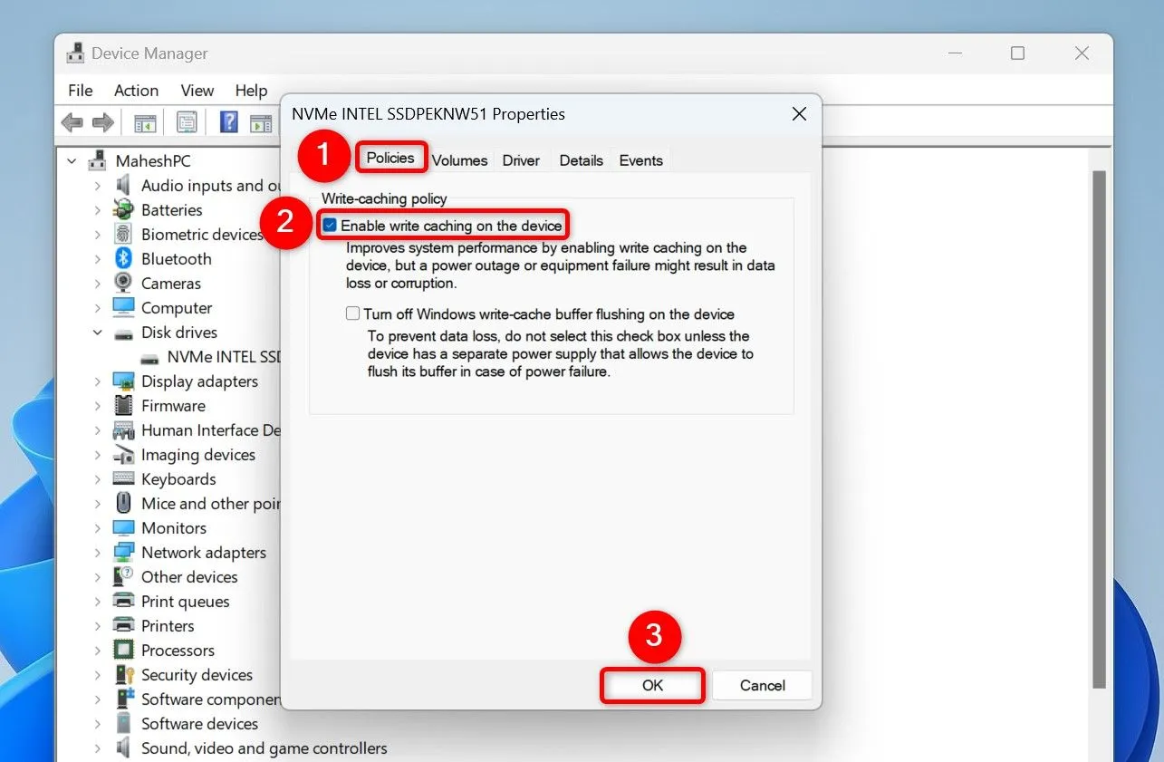 Tùy chọn &quot;Enable Write Caching on the device&quot; được kích hoạt trên tab Policies của SSD.