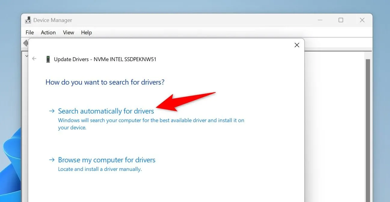 Tùy chọn &quot;Search automatically for drivers&quot; để Windows 11 tự động tìm và cập nhật driver cho SSD.