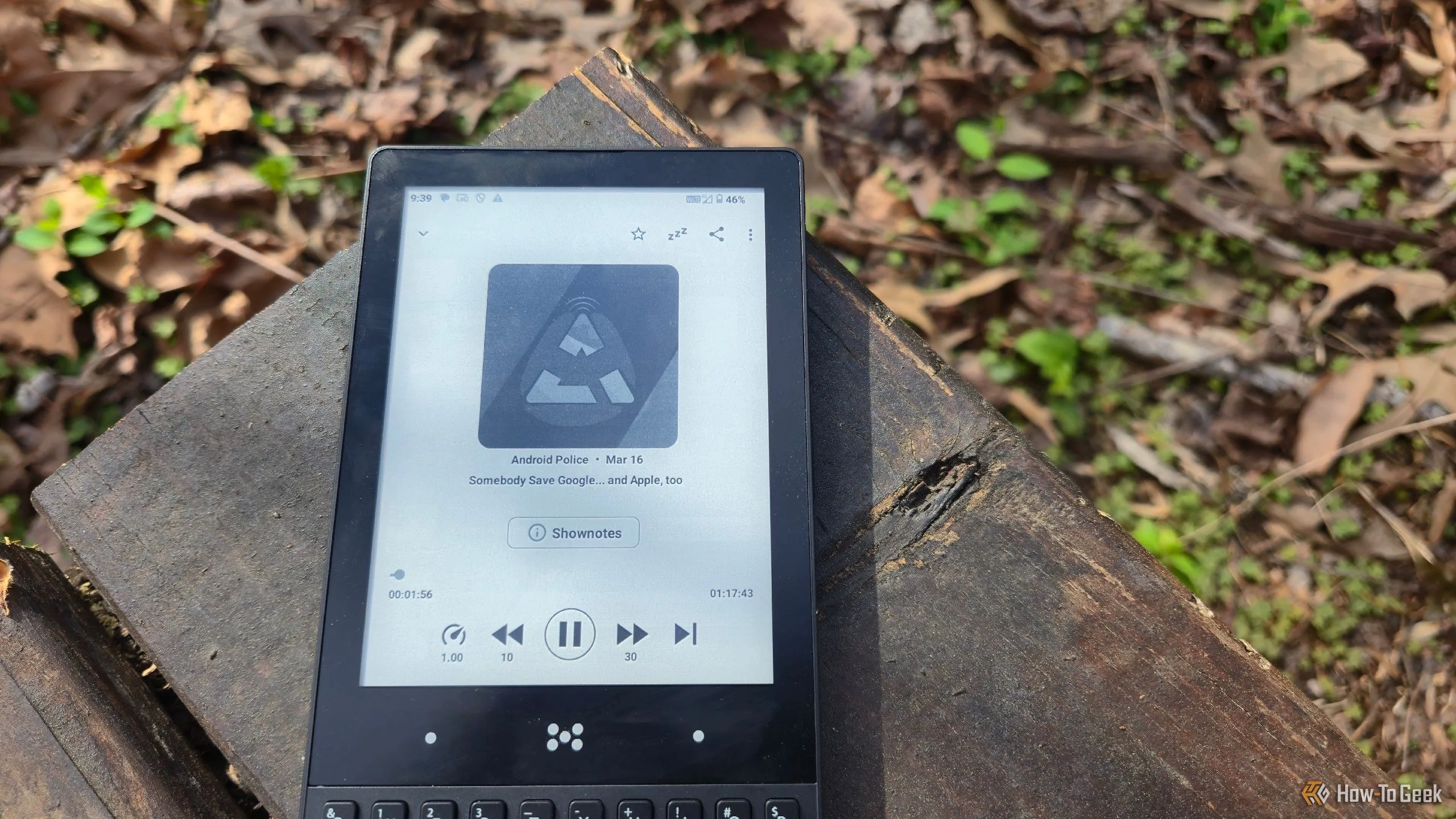Ứng dụng podcast đang chạy trên màn hình E-Paper của Minimal Phone, hiển thị giao diện đen trắng
