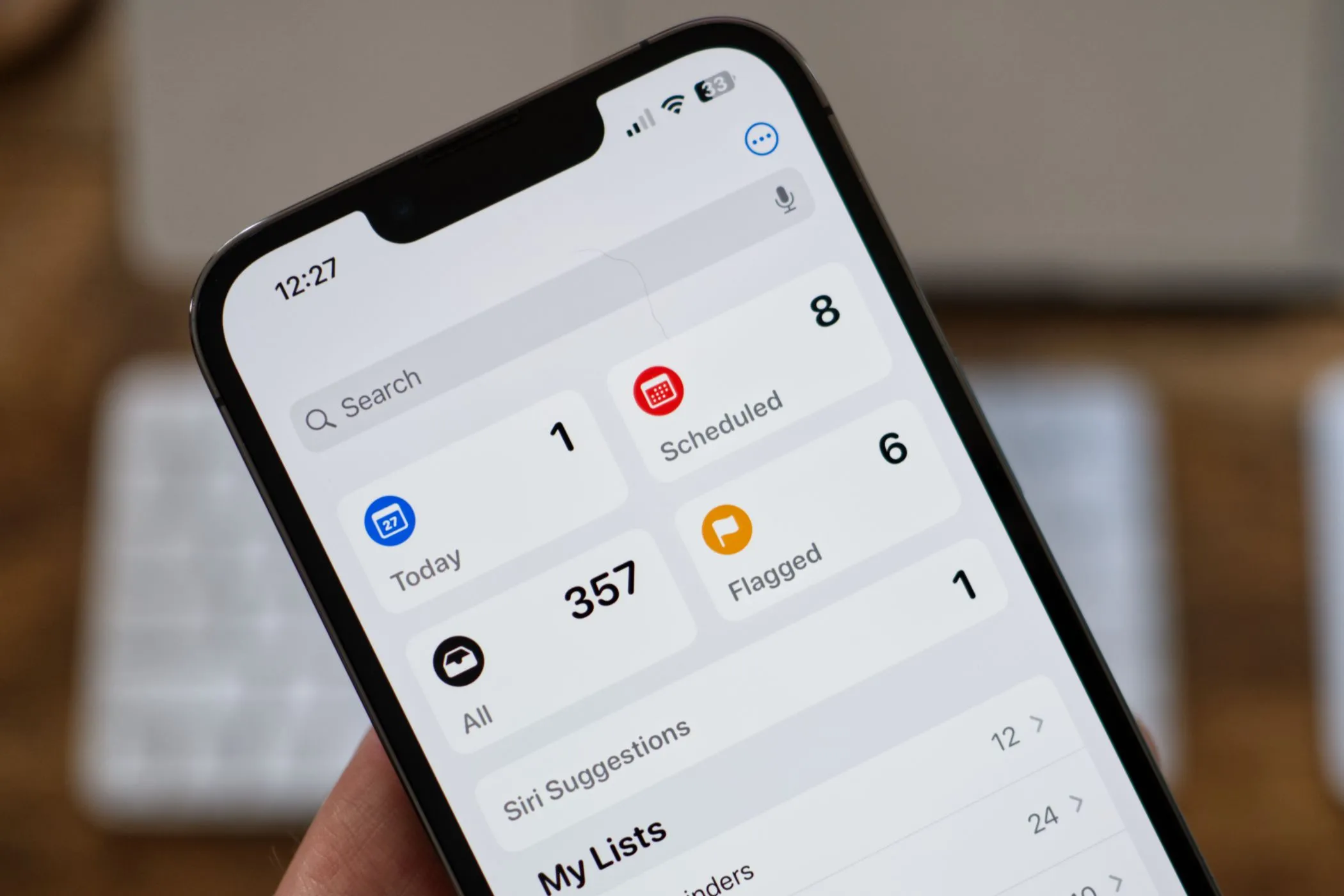 Ứng dụng Reminders của Apple mở trên iPhone 13 Pro, một công cụ quản lý lịch trình nhưng đã được bổ sung bằng phương pháp truyền thống.