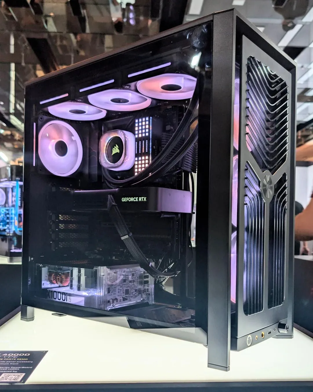Vỏ case Corsair Frame 4000D sắp ra mắt trưng bày bộ nguồn HX1000i SHIFT prototype trong suốt với hiệu ứng ánh sáng RGB ấn tượng.