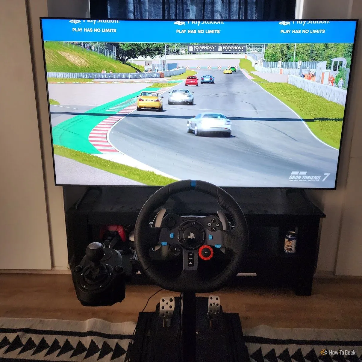 Vô lăng chơi game Logitech G29 và màn hình TV