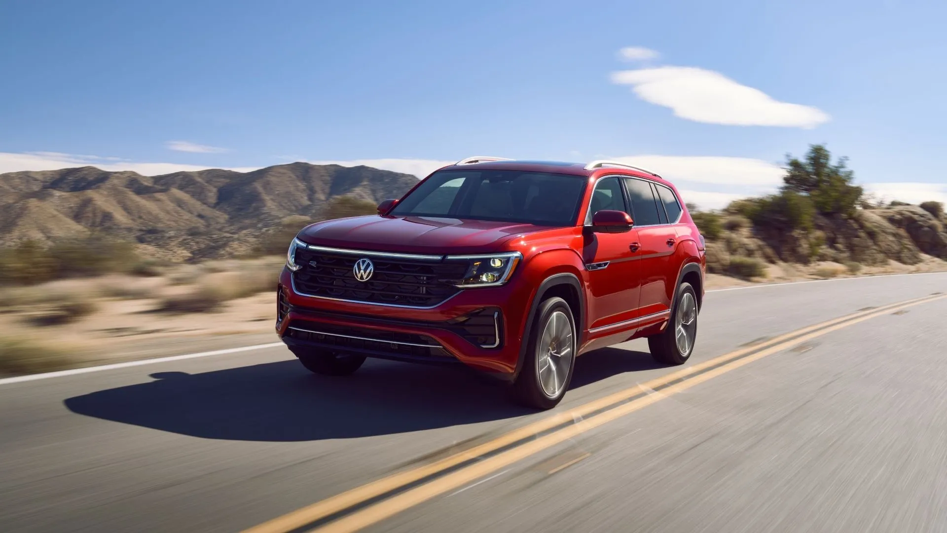 Volkswagen Atlas 2025 màu xám bạc vững chãi, đứng trên nền trời xanh, thể hiện sự đơn giản nhưng thực dụng của SUV cỡ trung