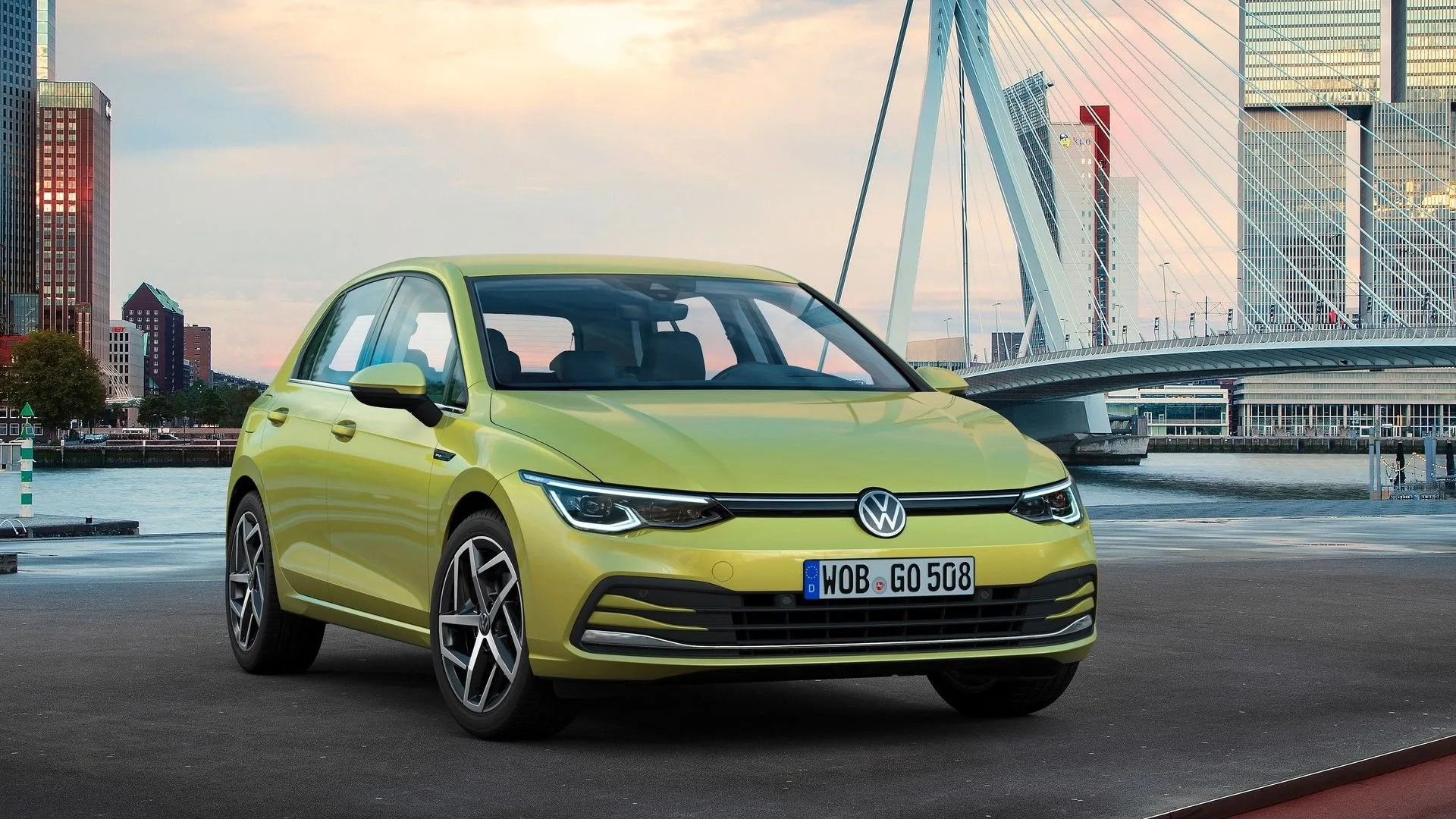 Volkswagen Golf GTI 2020 màu trắng ngoại thất góc 3/4 phía trước đậu trên đường