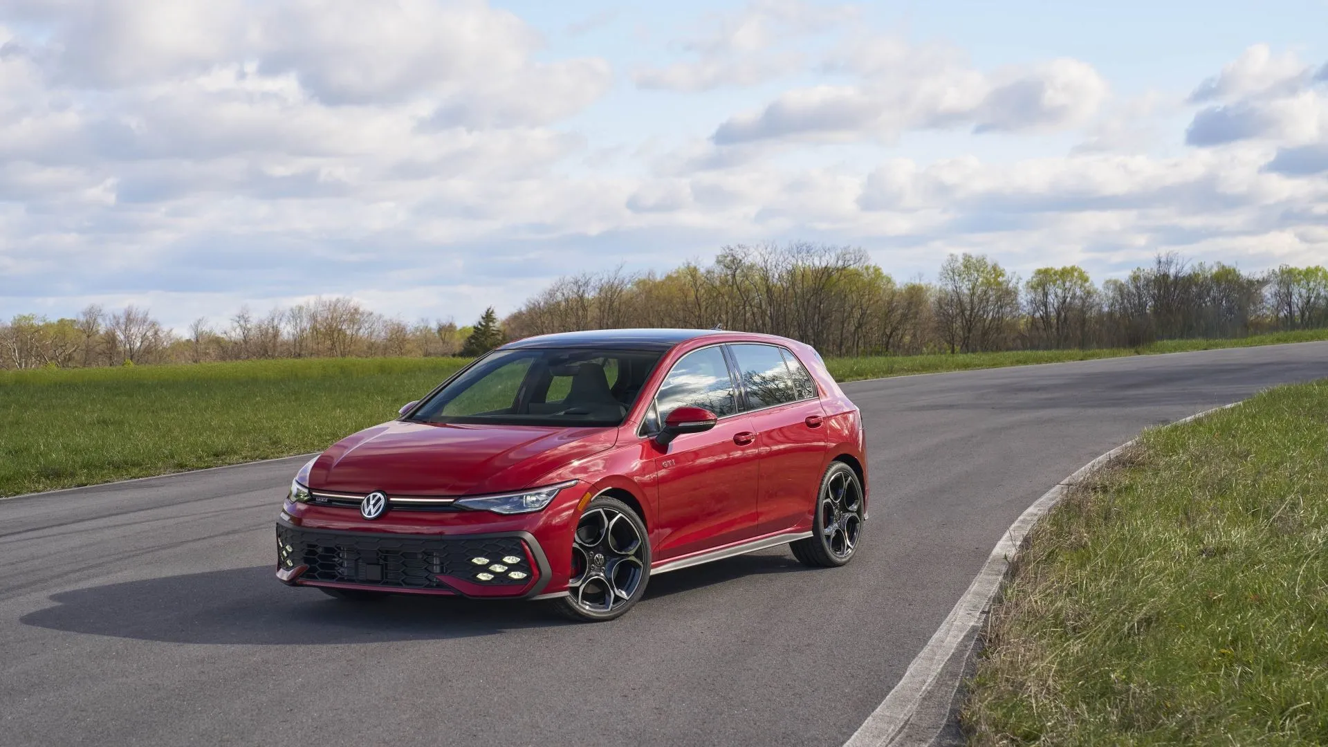 Volkswagen Golf GTI 2025 màu đỏ, góc 3/4 phía trước, đại diện cho dòng hatchback hiệu suất cao