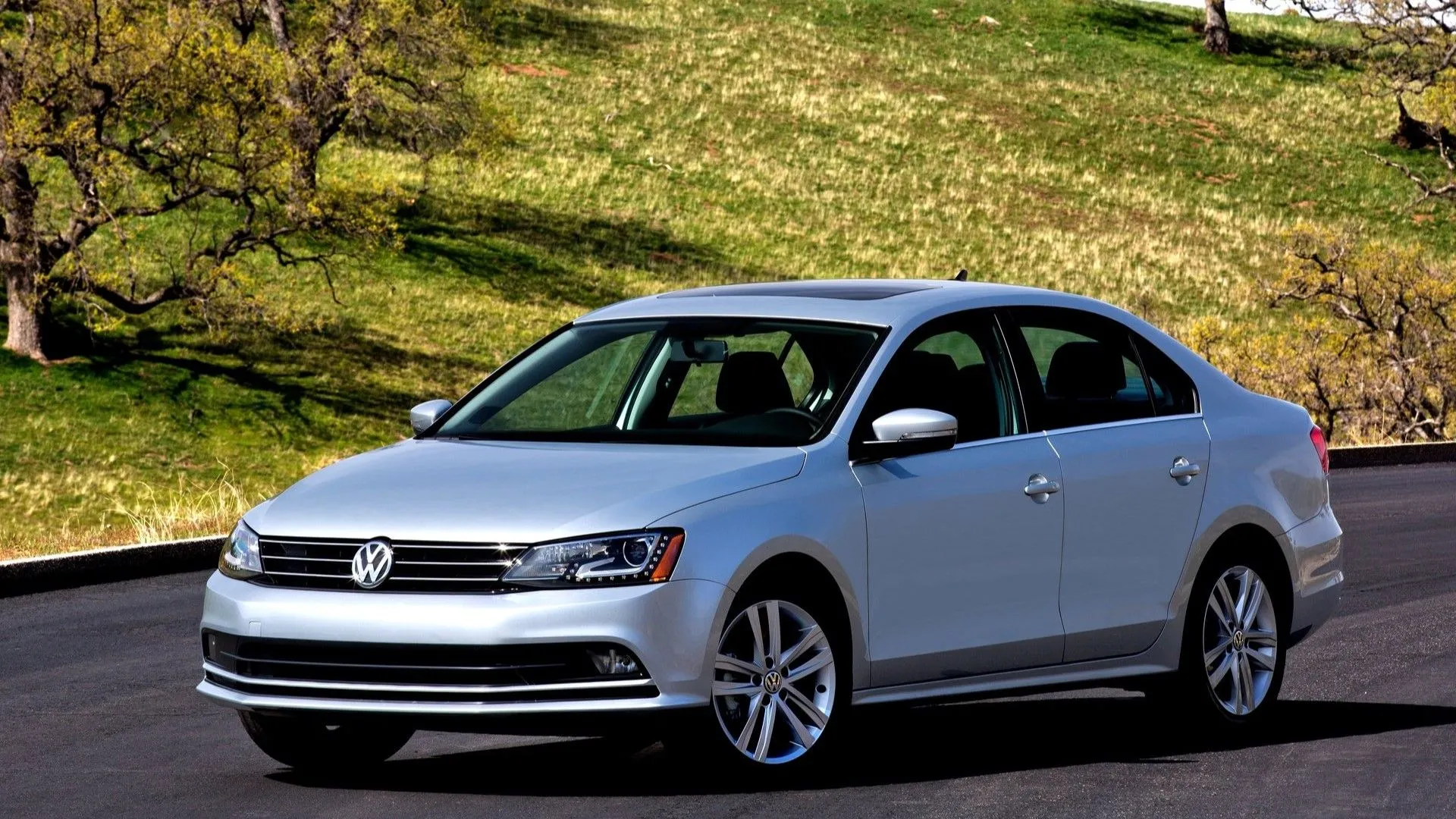 Volkswagen Jetta đời 2015 màu xám bạc đang đỗ, góc chụp 3/4 phía trước