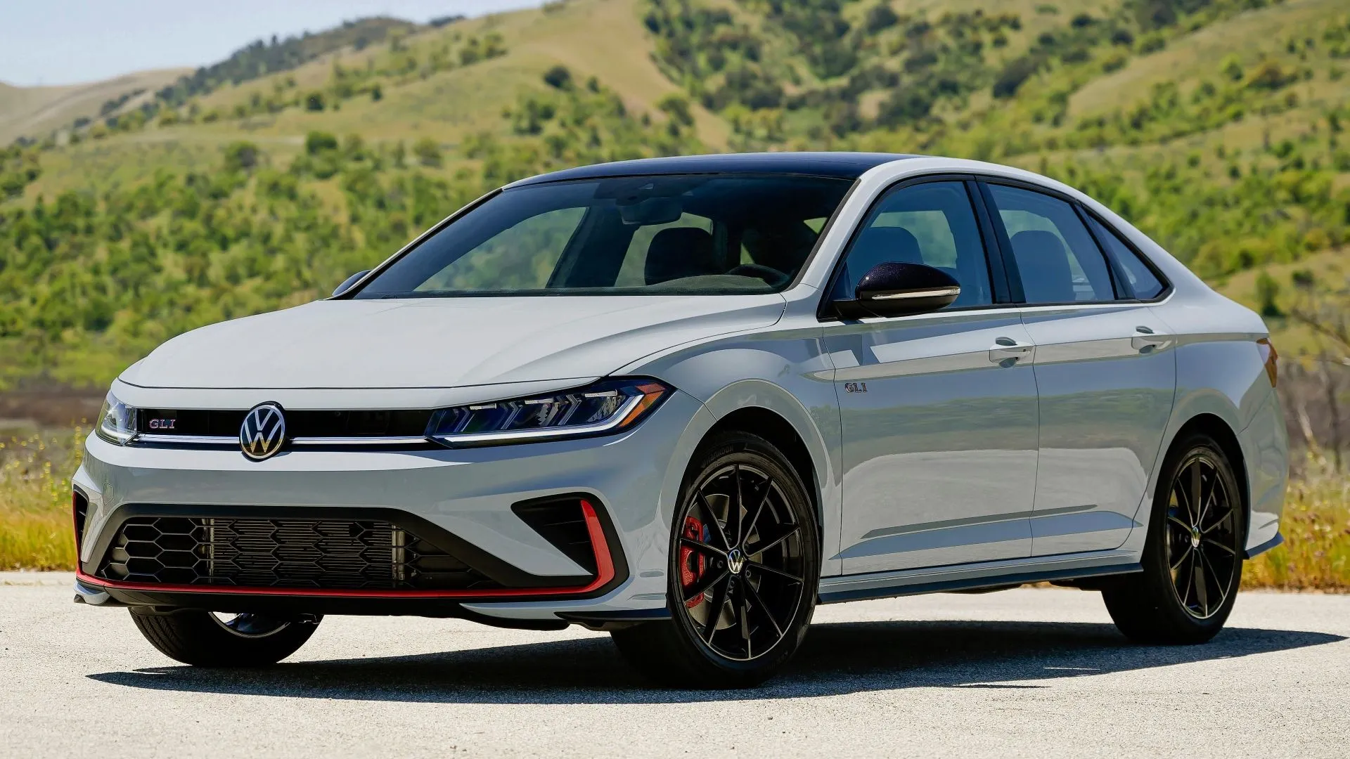 Volkswagen Jetta GLI 2025 màu trắng, góc 3/4 phía trước, mẫu sedan thể thao tiết kiệm nhiên liệu