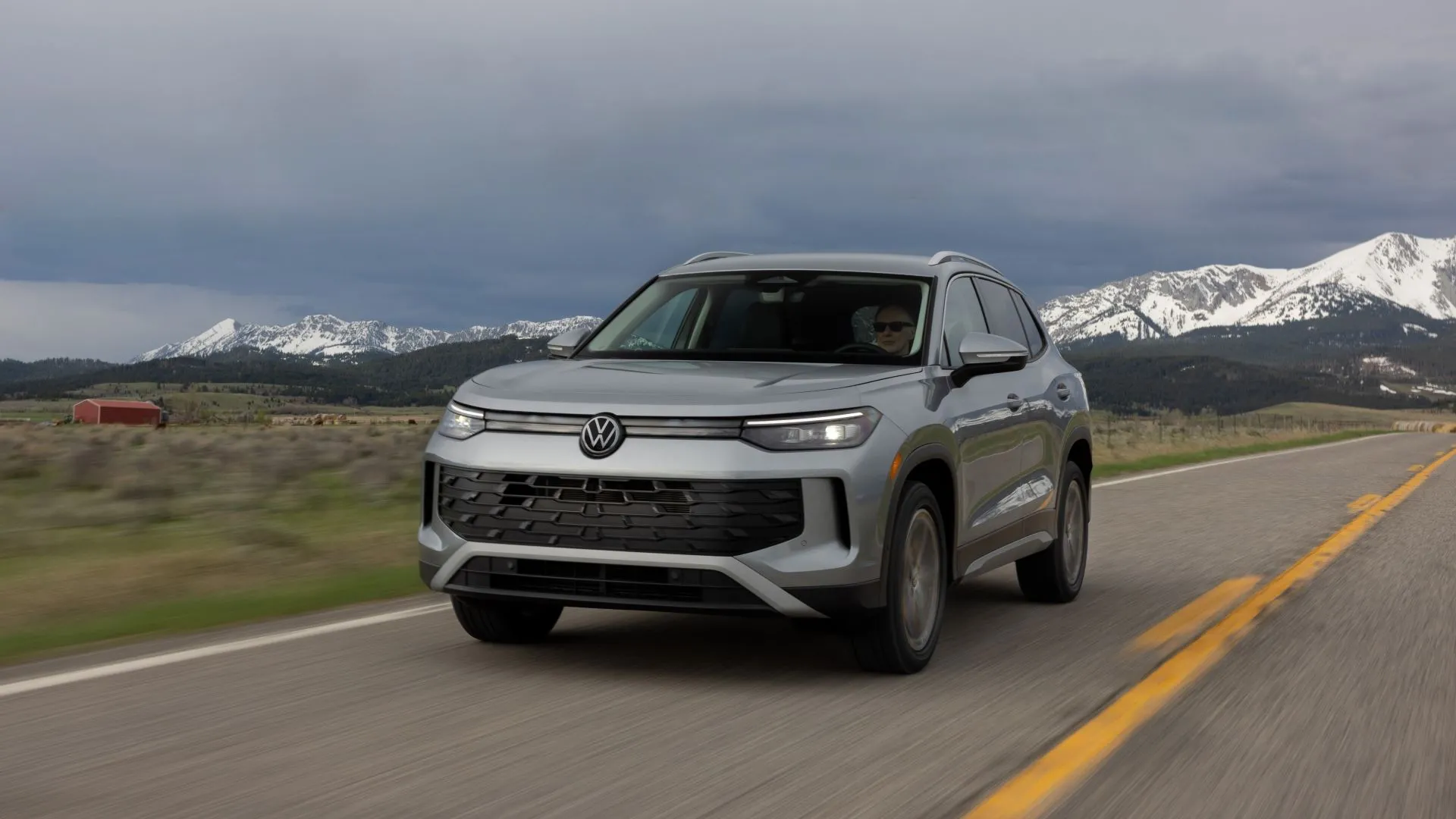 Volkswagen Tiguan 2025 màu vàng Pyrite Silver đang di chuyển trên đường với thiết kế mới.