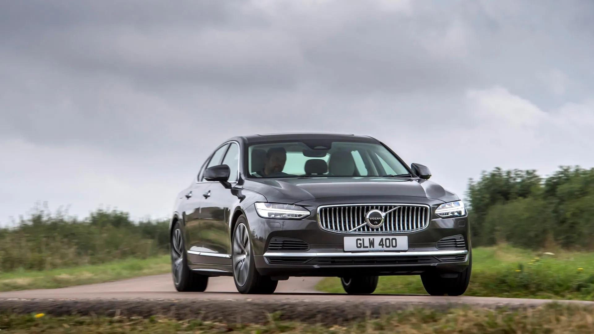 Volvo S90 2025 di chuyển trên đường, thể hiện thiết kế ngoại thất tinh tế và sang trọng.