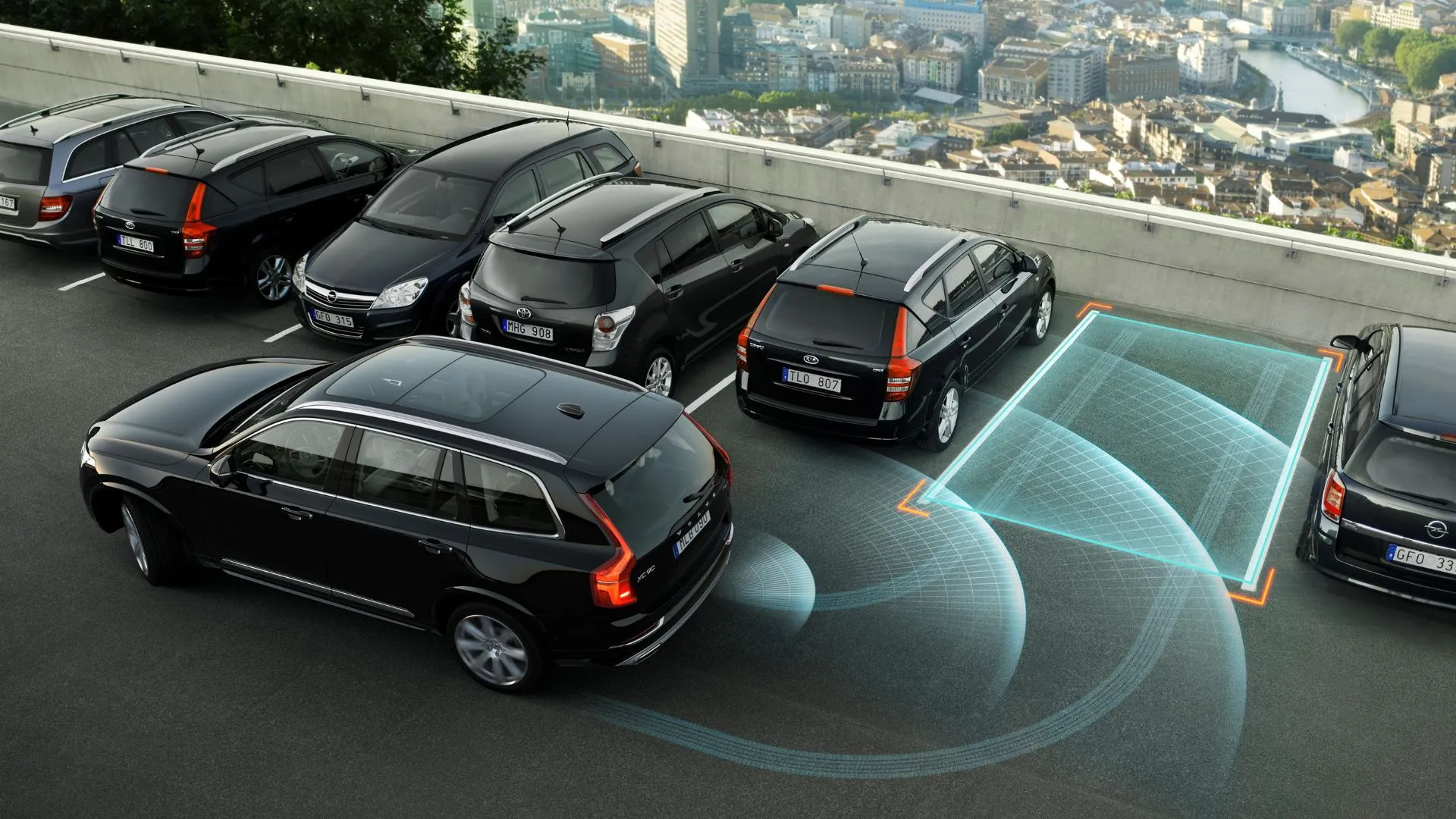 Volvo XC90 2025 màu trắng đang sử dụng tính năng Park Assist Pilot để đỗ xe tự động, minh chứng cho sự an toàn và tiện lợi