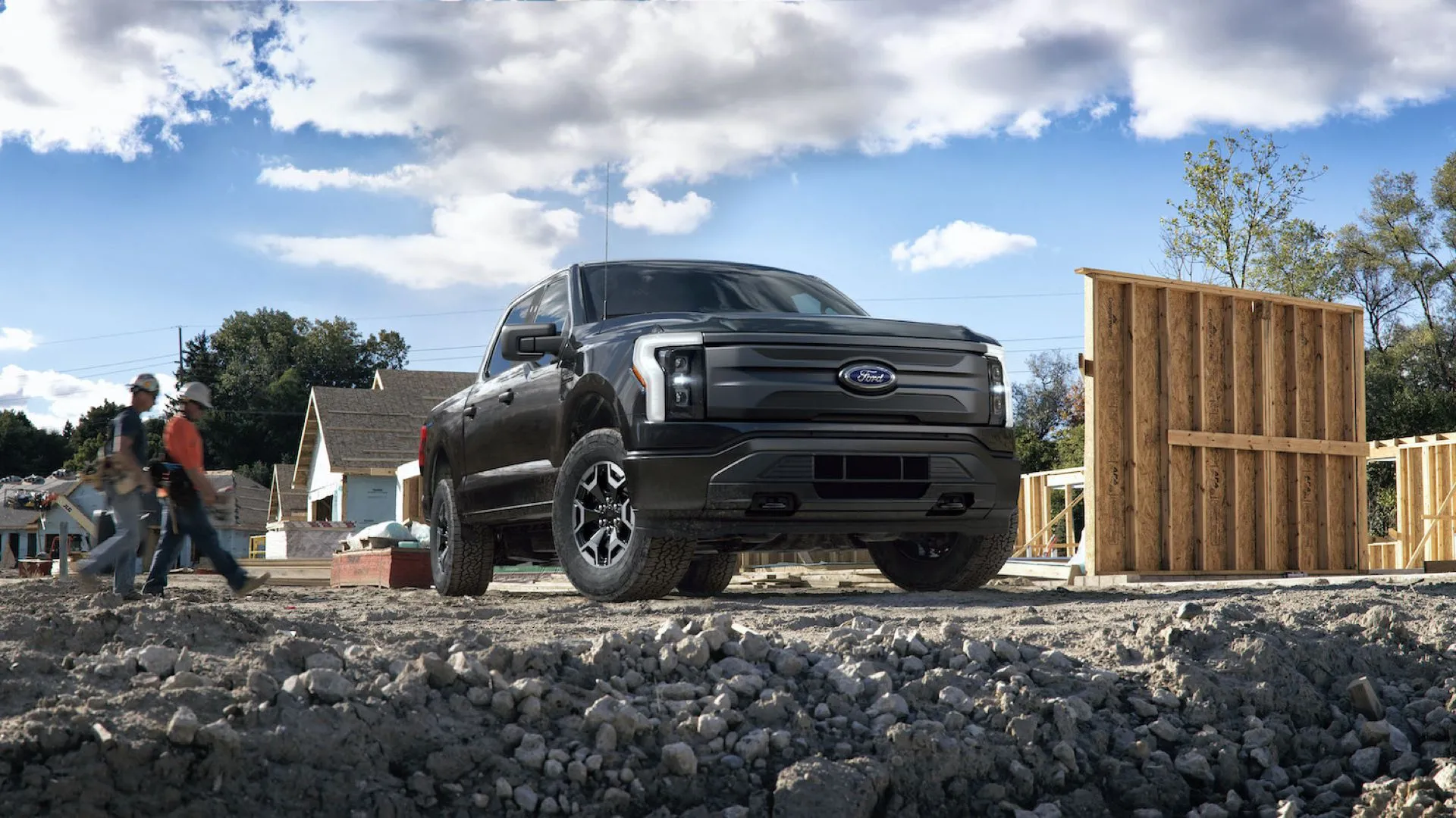Xe bán tải điện Ford F-150 Lightning Pro năm 2022 trên công trường, thể hiện khả năng vận hành của Ford trong phân khúc xe điện.