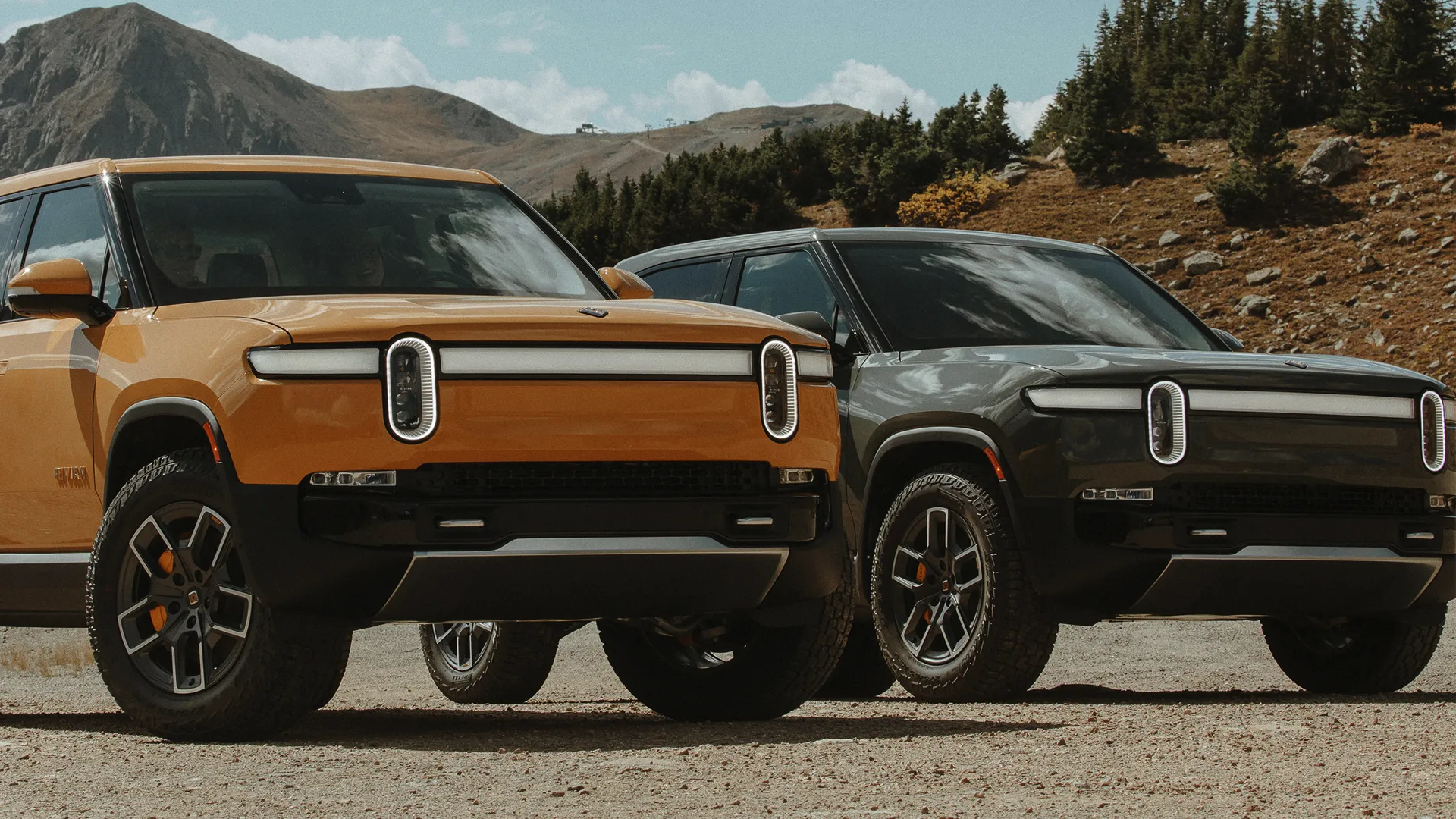 Xe bán tải điện Rivian R1T 2025 màu xanh lá, nổi bật với khả năng off-road và hệ thống Rivian Driver+.