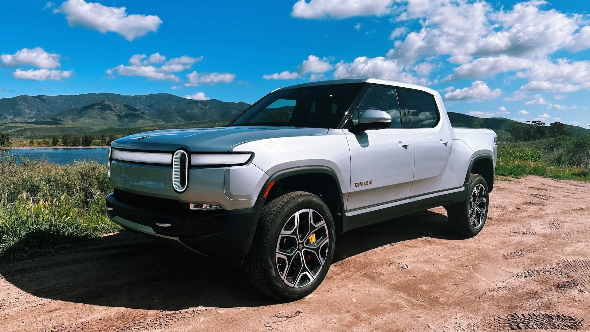 Xe bán tải Rivian R1T chạy địa hình trên đường đất