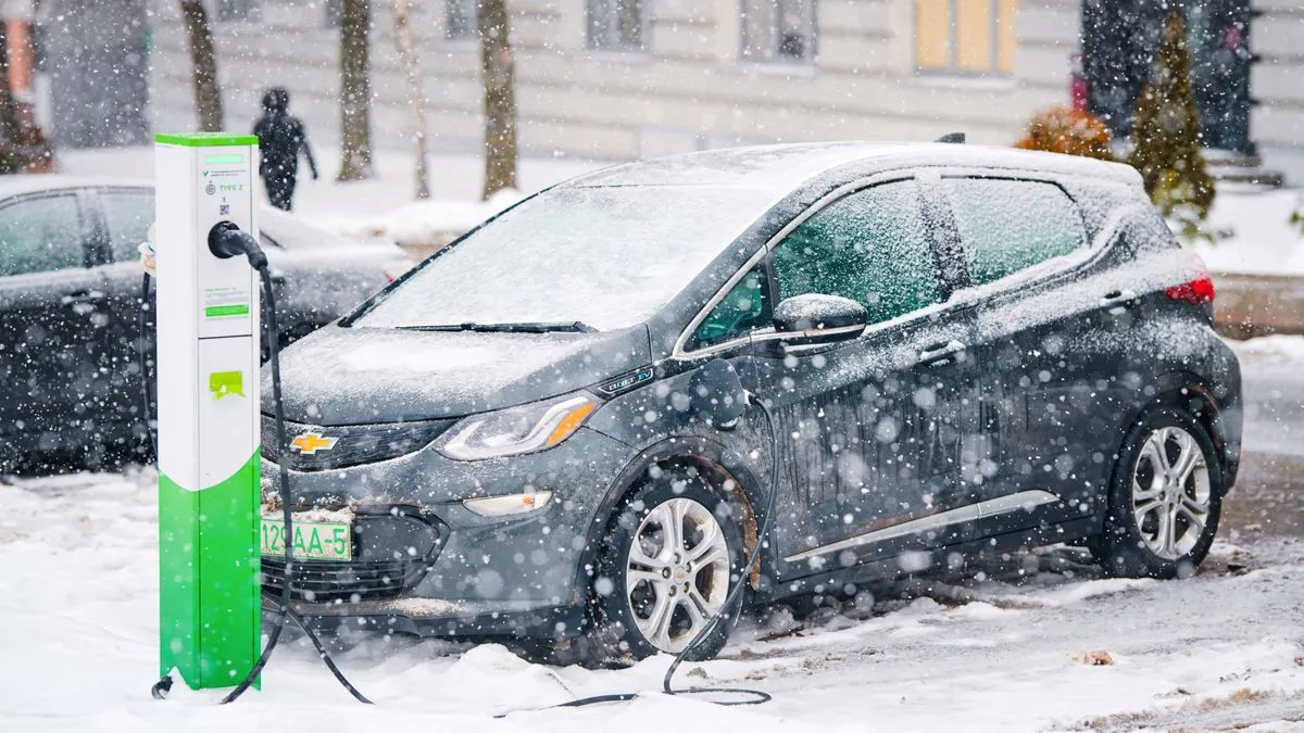 Xe điện Chevrolet Bolt đang sạc tại trạm sạc, minh họa mạng lưới sạc và khả năng tiếp cận