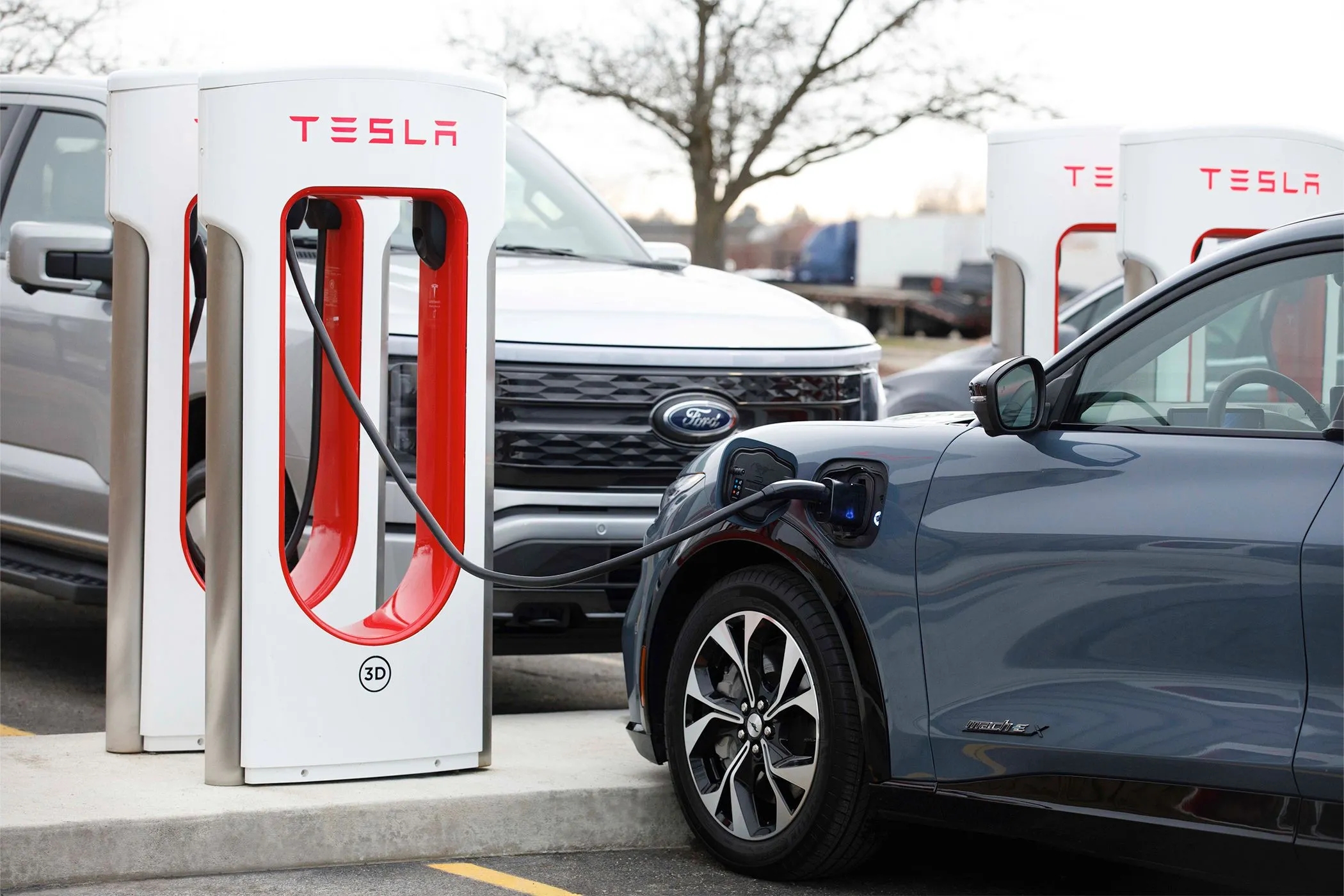 Xe điện Ford đang kết nối với trạm sạc siêu tốc Tesla Supercharger