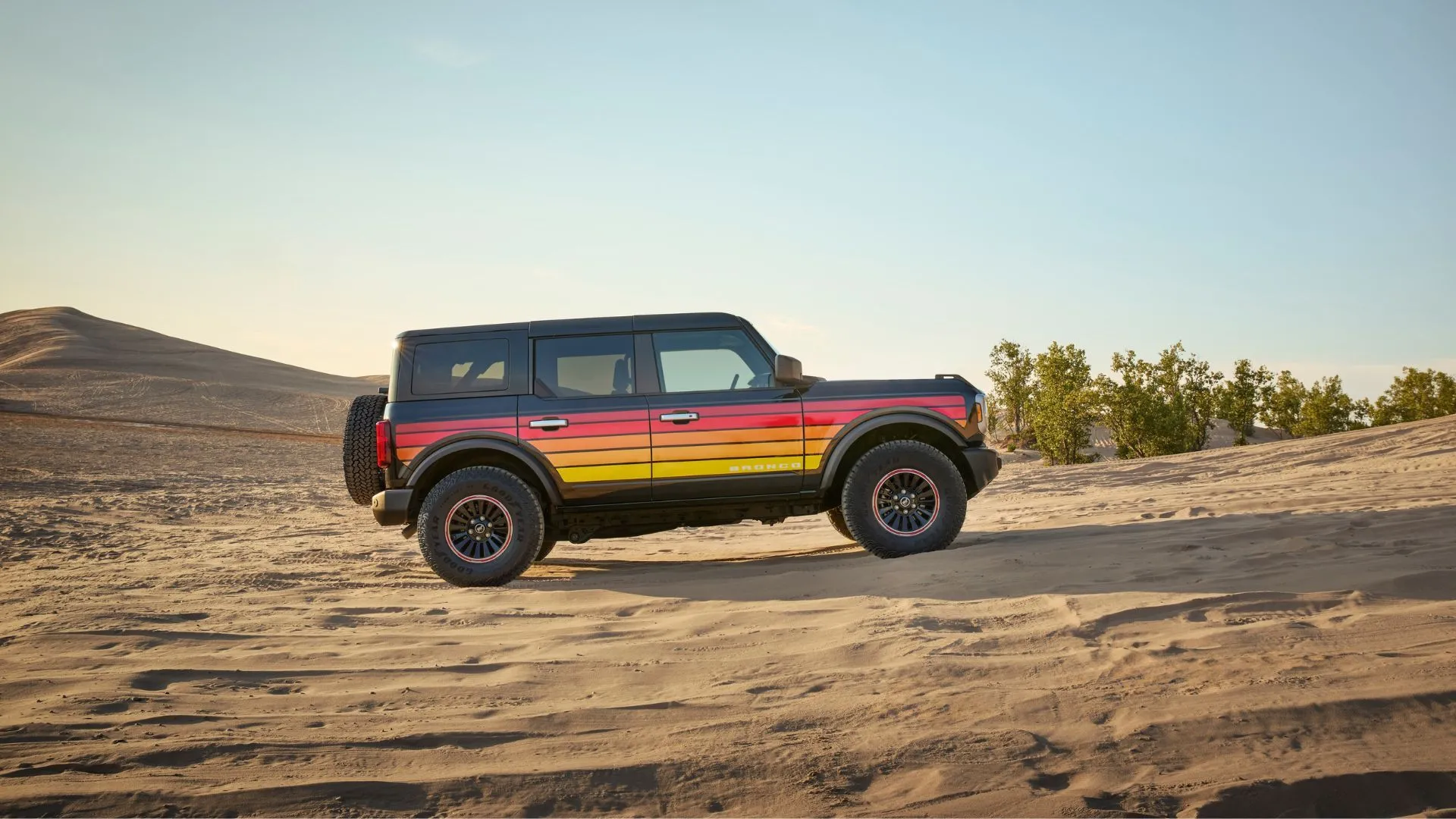 Xe Ford Bronco 2025 màu xanh bạc được độ off-road