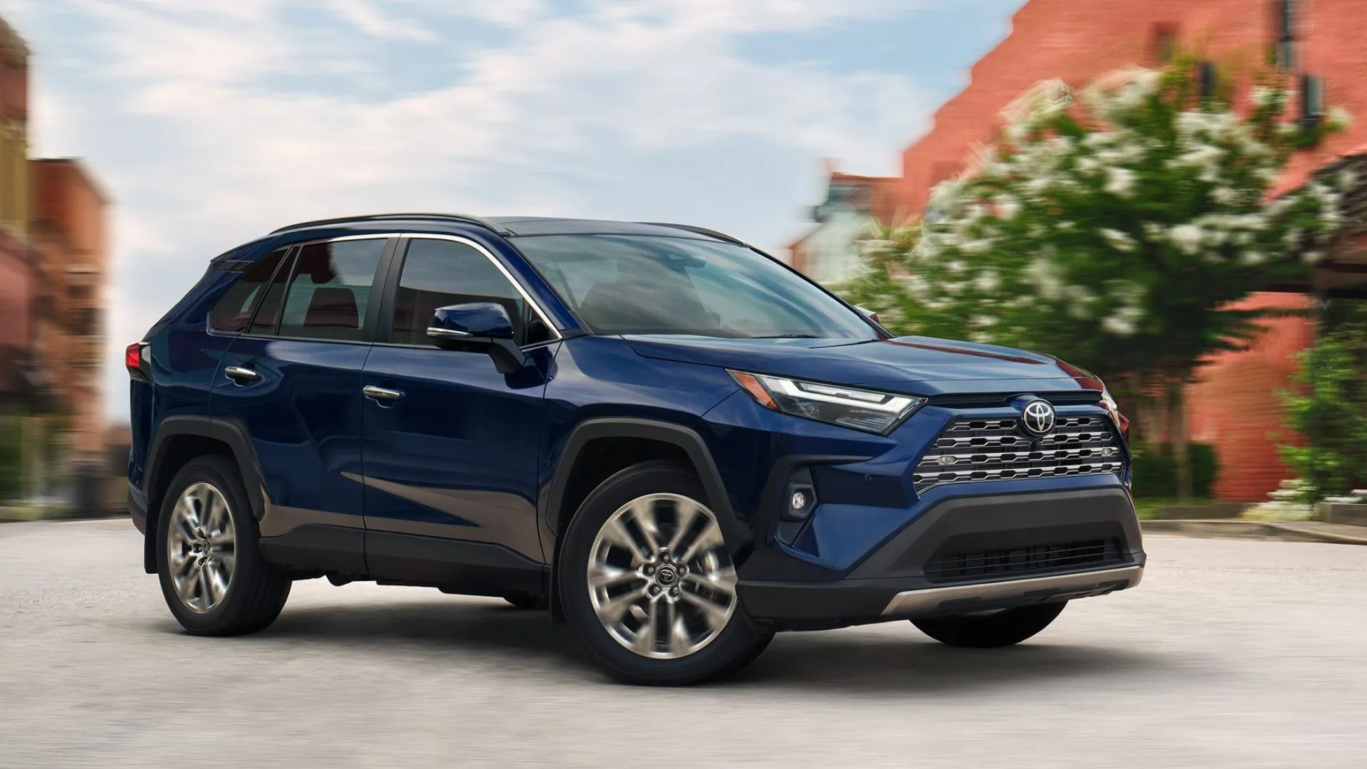 Xe SUV Toyota RAV4 2025 màu xanh dương đang di chuyển trên đường phố
