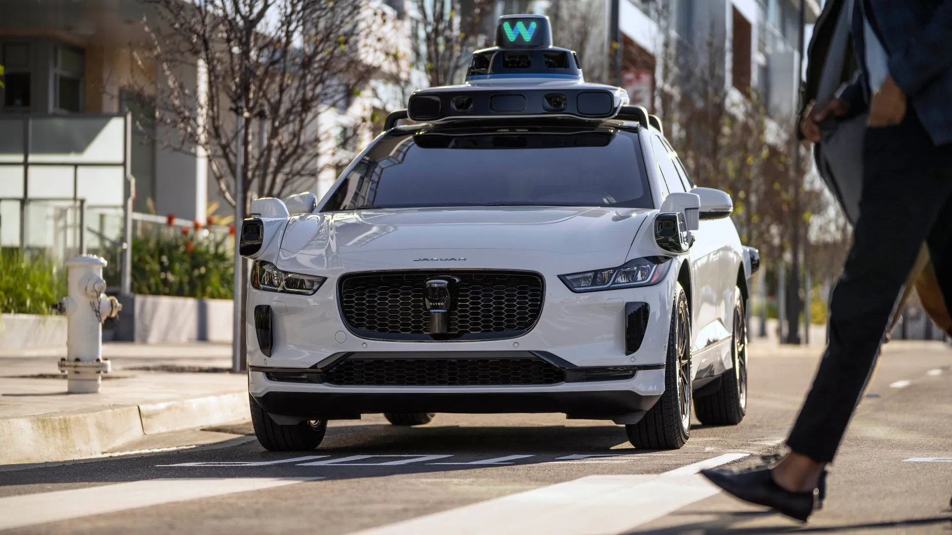 Xe tự lái Waymo Jaguar I-PACE dừng lại cho người đi bộ, minh họa công nghệ tự hành an toàn của Waymo (Alphabet).