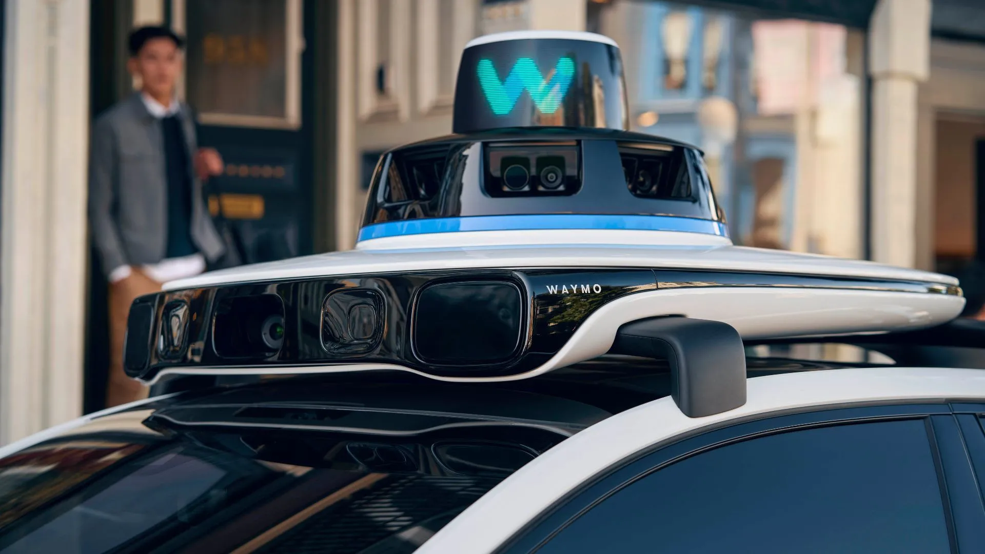 Xe Waymo Jaguar I-PACE robotaxi với các cảm biến lidar và camera
