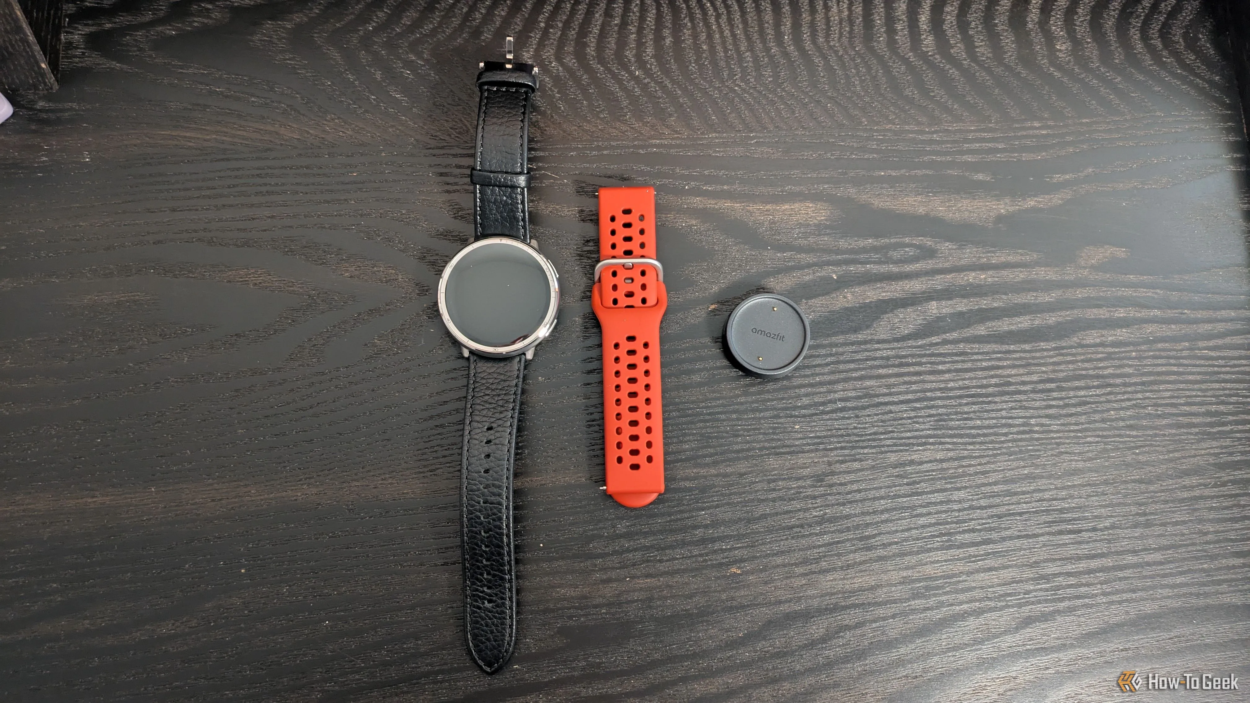 Amazfit Active 2 với dây đeo phụ và đế sạc