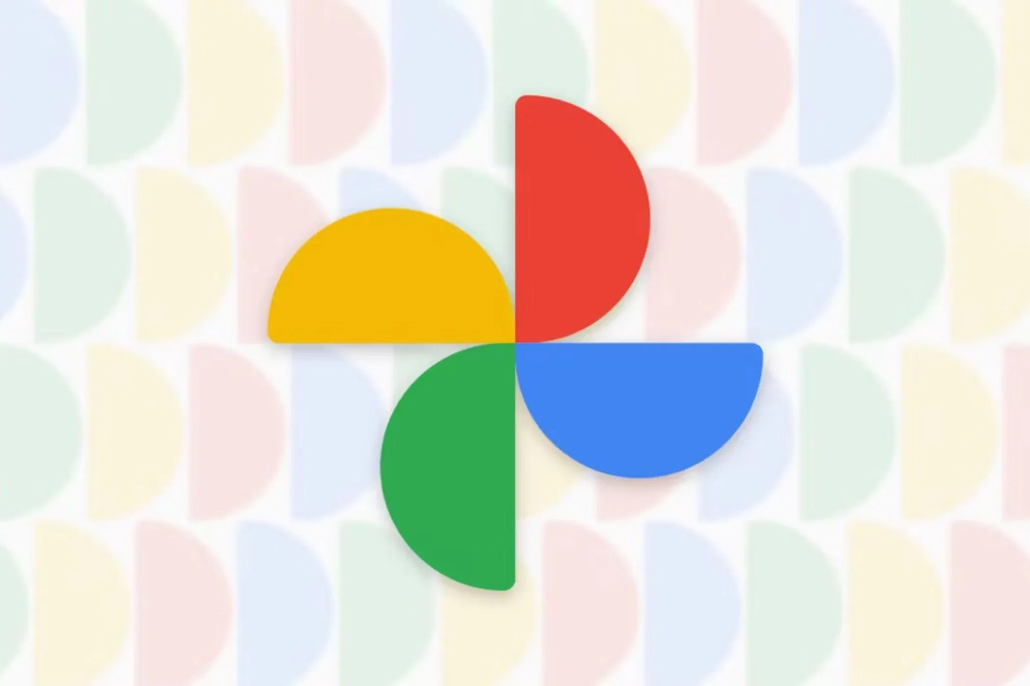 Biểu tượng Google Photos trên nền bán nguyệt nhiều màu sắc