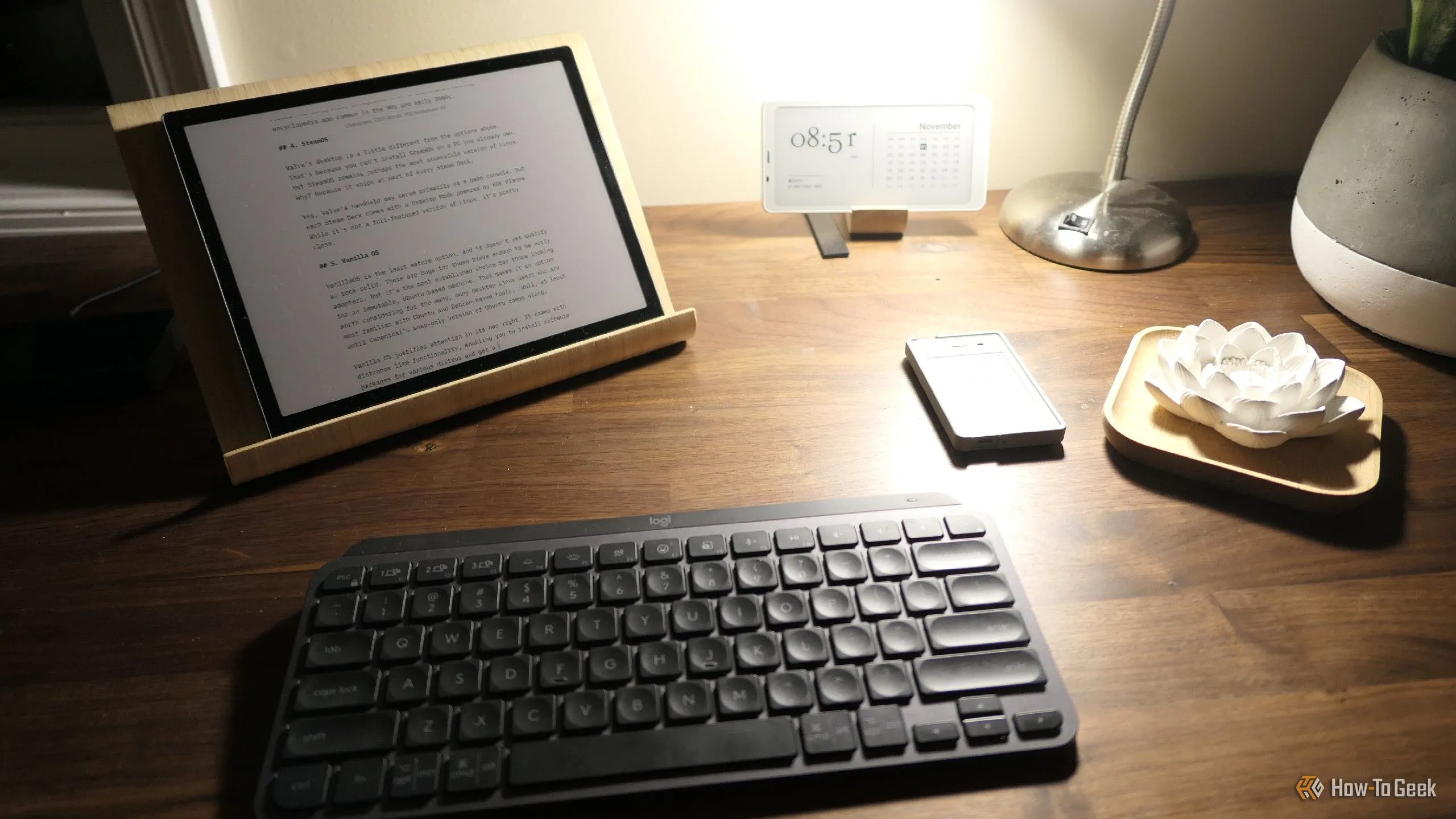 Bộ ba thiết bị E Ink: Máy đọc sách Boox Tab Ultra C, Boox Palma và điện thoại tối giản Light Phone 2, cho thấy sự phụ thuộc vào nhiều thiết bị.