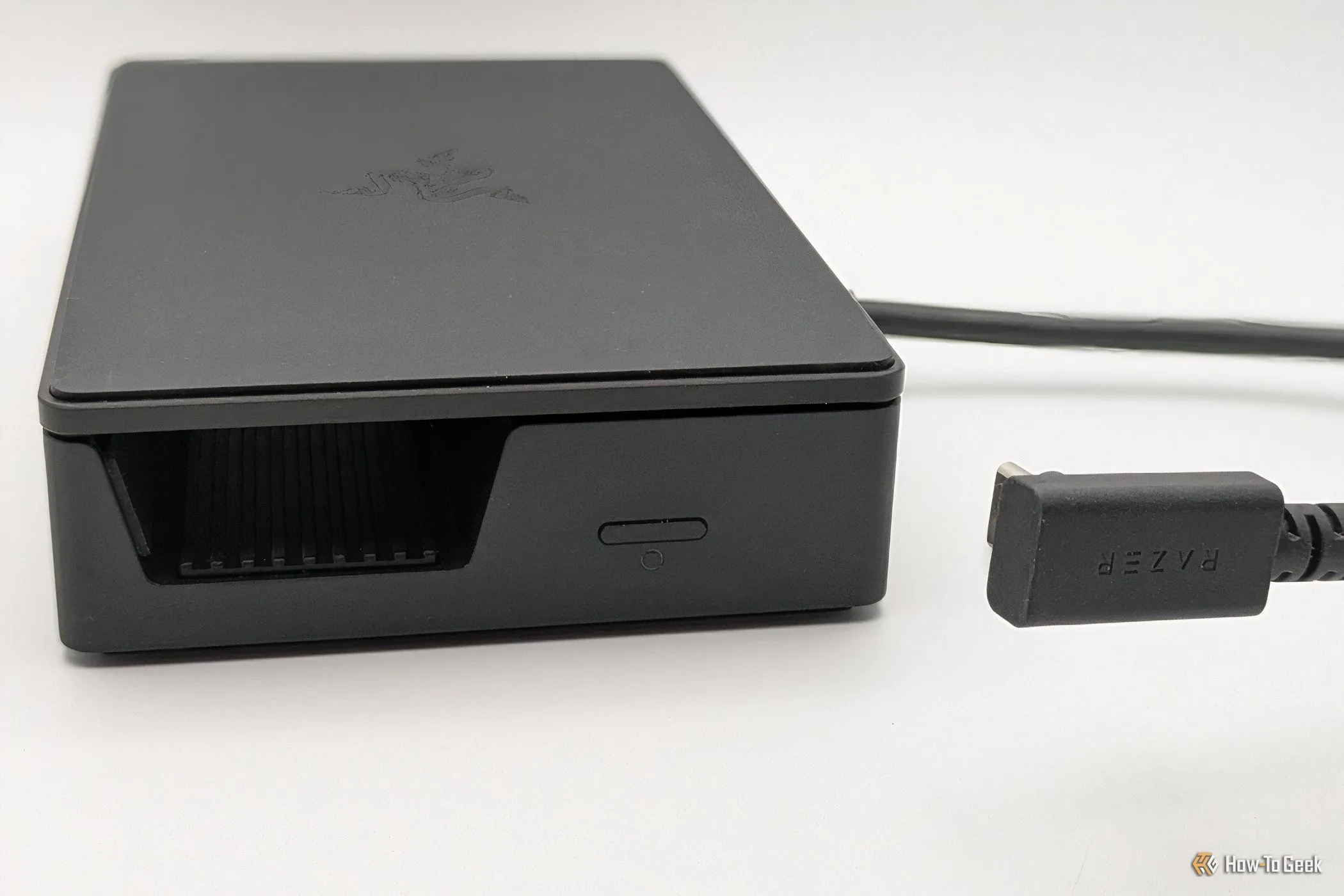 Cạnh bên của dock Razer Handheld Dock Chroma, hiển thị nút điều khiển hiệu ứng ánh sáng RGB