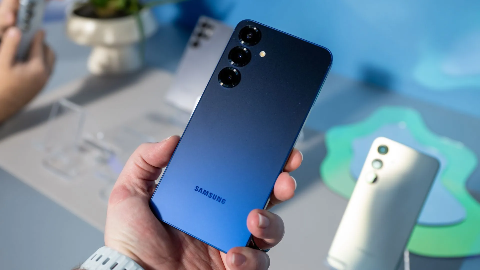 Cụm camera sau của Samsung Galaxy S25 màu Xanh Navy, làm nổi bật thiết kế camera và các tùy chọn màu sắc mới trên dòng S25+.