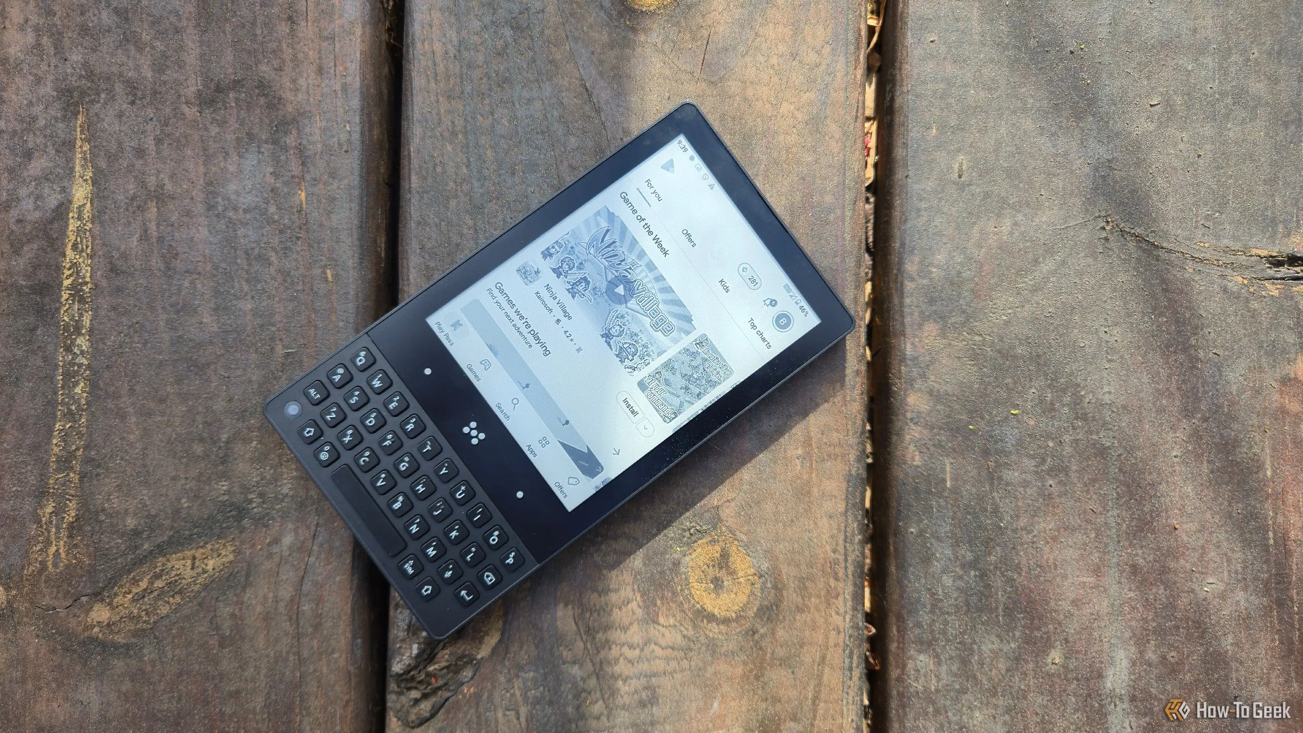 Điện thoại Minimal Phone với màn hình E Ink đặt trên ghế gỗ, thể hiện khả năng cài đặt ứng dụng Android.