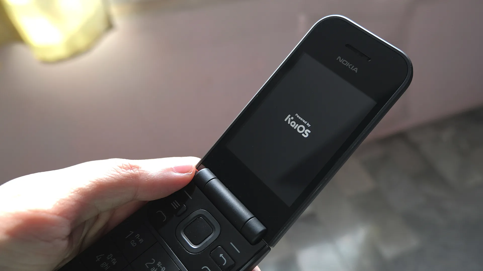 Điện thoại nắp gập Nokia chạy hệ điều hành KaiOS, đại diện cho dòng điện thoại cục gạch thông minh.