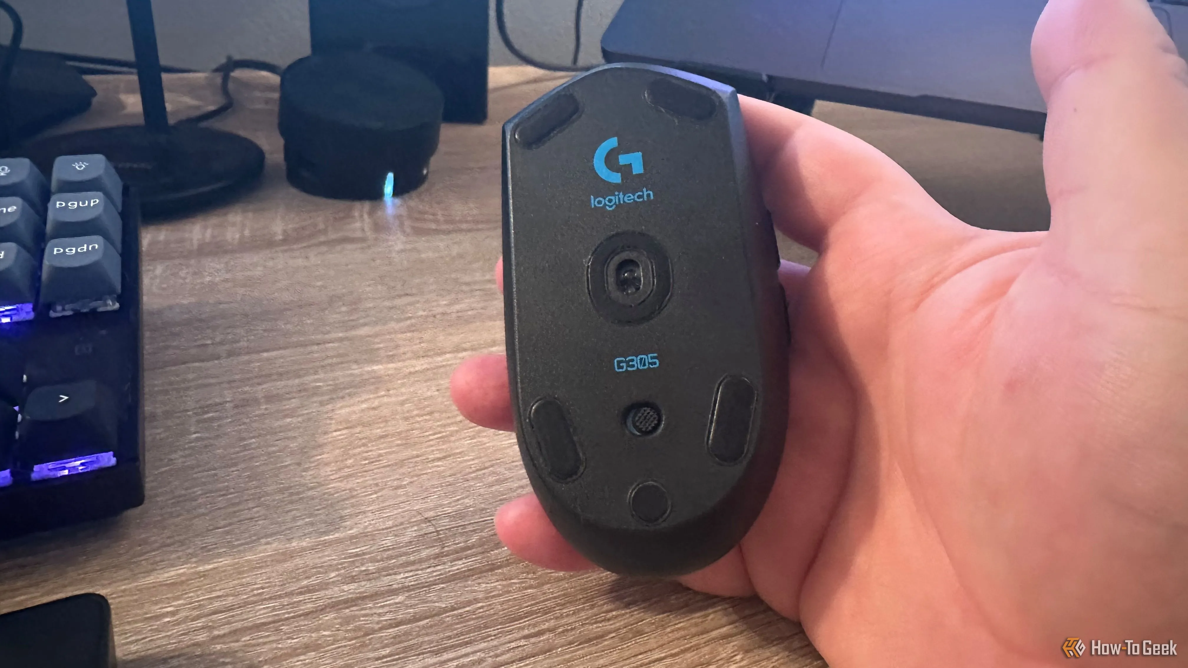 Mặt dưới của chuột Logitech G305 Lightspeed với các nút điều chỉnh và chân đế