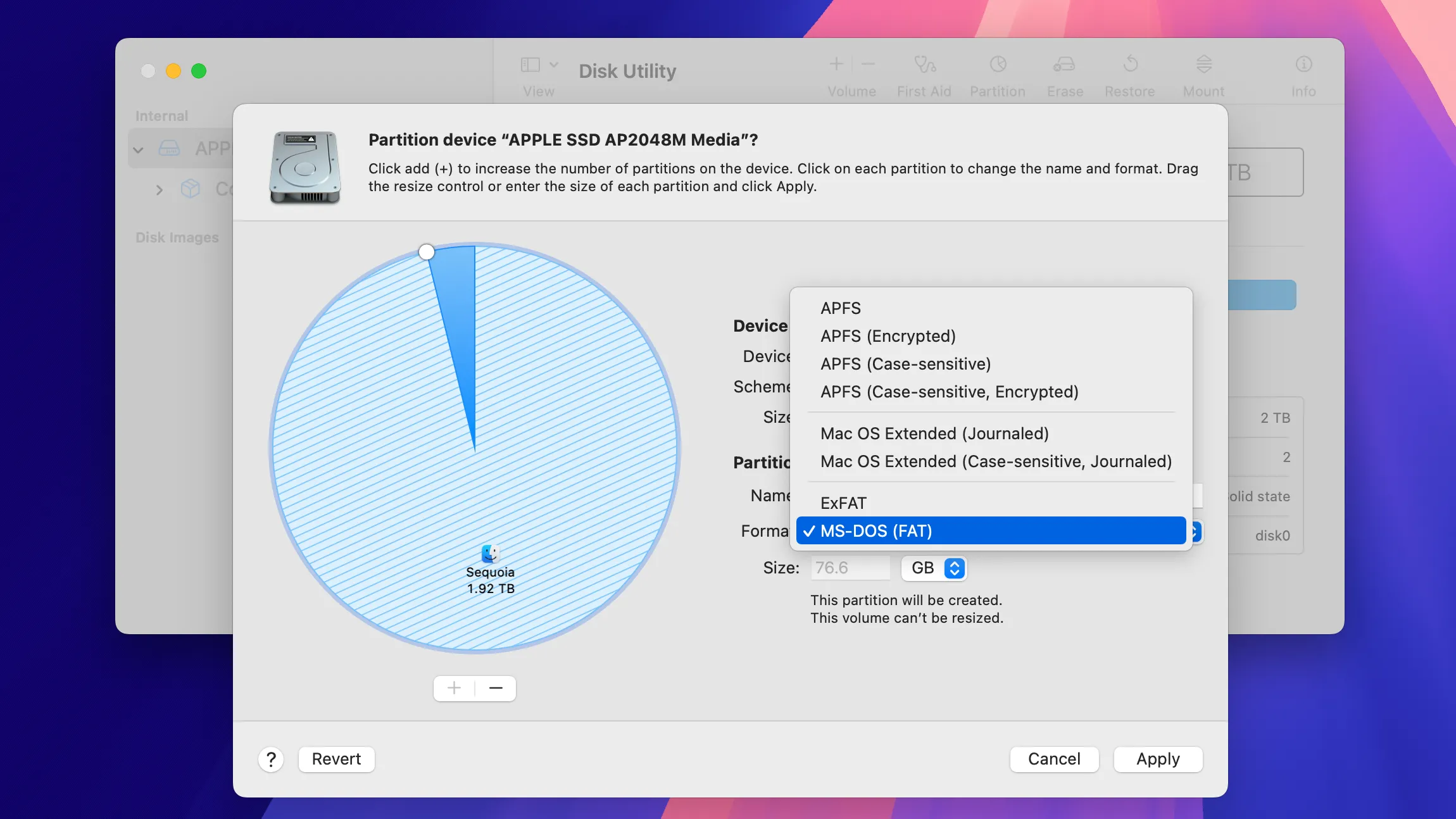 Menu định dạng hệ thống tệp trong Disk Utility trên macOS Sequoia, chọn tùy chọn MS-DOS (FAT)